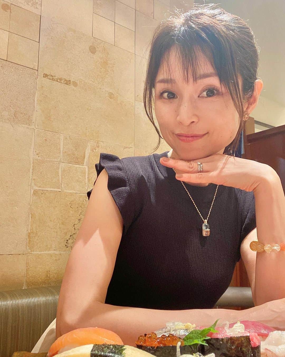 藤田りえのインスタグラム：「アイーン3連発 ⁡ ⁡ ドヤ 悪い顔 ざーます ⁡ どれが好き笑？← ⁡ ⁡ お寿司食べました♡ 回ってないけどリーズナブルで おいぴかったナ☆ ⁡ ⁡ ♡┈┈┈┈┈┈┈┈┈┈┈┈┈┈┈♡ threads始めました！ プロフィールトップに8913100という番号が表示されているので それをタップしてみてね。 ⁡ #藤田りえ #48歳 #1974年生まれ #アラフィフ #アラフォー #40代 #ごきげんさんでいこう  #threads」