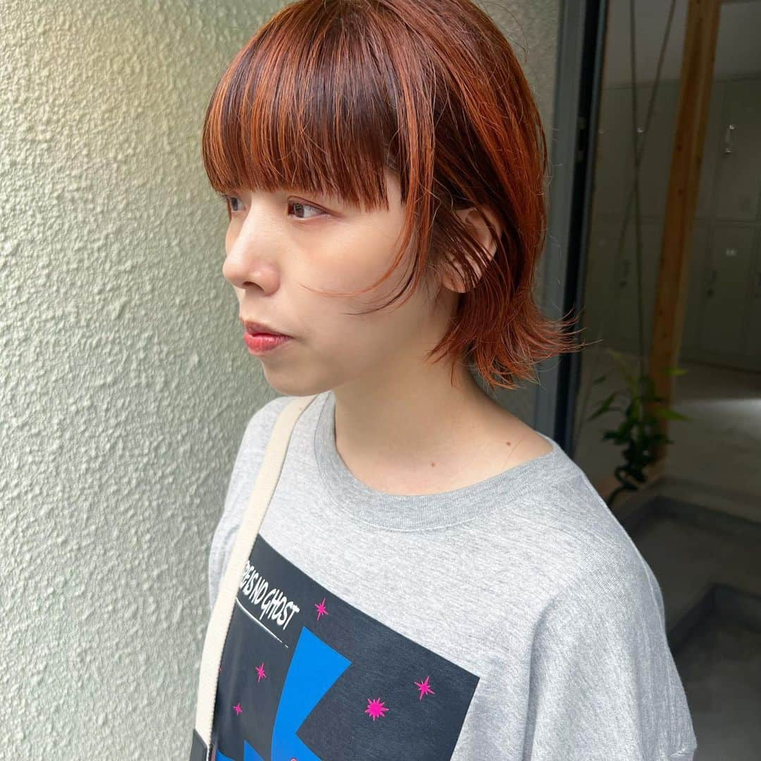 福元雄一郎さんのインスタグラム写真 - (福元雄一郎Instagram)「. orange×brown. . Hair Yuichiro. . ◇ご予約はLINE予約で承っております🙆🏻‍♂️ クーポン、セットメニューもございます。 . . #ショートは福元まで . 髪質と骨格を見極めて、 一人一人に合わせたフィットあるヘアデザインを提案✨ 似合わせオーダーメイドカット＆カラーはお任せください✂︎🎨 ———————————————————————— 周りから褒められて、 簡単にスタイリング出来る ヘアデザインを提案します🥰 ◇小顔に見せたい。 ◇髪質も骨格もカバーしてほしい。 ◇丸顔でもシャープに見せたい方 ◇毛量がとんでもなく多くシュッと見せたい方 ◇癖で広がる ◇収まりが悪い ◇美容院に迷ってる ◇スタイリングが難しい ☆透明感あるカラーがしたい ☆艶感あるカラーがしたい ☆似合うカラーを見つけてほしい ☆暗いけど透けるカラーがしたい ☆ダメージを抑えたカラーがしたい . 独自のカットカラーで、多くの方々のお悩みを解消しています👌🏻✨ ———————————————————————— 髪の毛の悩み、切るのに不安がある方こそ！僕にご相談下さい☺️ . 是非僕に大切なヘアスタイルを 担当させて下さい✊🏻 ご予約心よりお待ちしております✨✨ . . . #LENC #lenc_hair #イロンナカタチ #福岡美容室 #大名美容室 #天神美容室 #福岡ショート#福岡ショートヘア#福岡カラー#福岡ヘアカラー#福岡ショートパーマ#福岡ショートカット#福岡耳掛けショート #福岡マッシュショート #福岡ショートボブ#福岡似合わせカット#福岡ヘアスタイル#福岡小顔カット#福岡ハンサムショート#福岡ボブ#福岡ミニボブ#福岡美容室求人 #天神美容室求人 #大名美容室求人#福岡アシスタント求人#福岡アシスタント求人#福岡美容師求人 #天神美容師求人 #大名美容師求人#福岡美容学生」7月12日 8時19分 - yuichiro0522