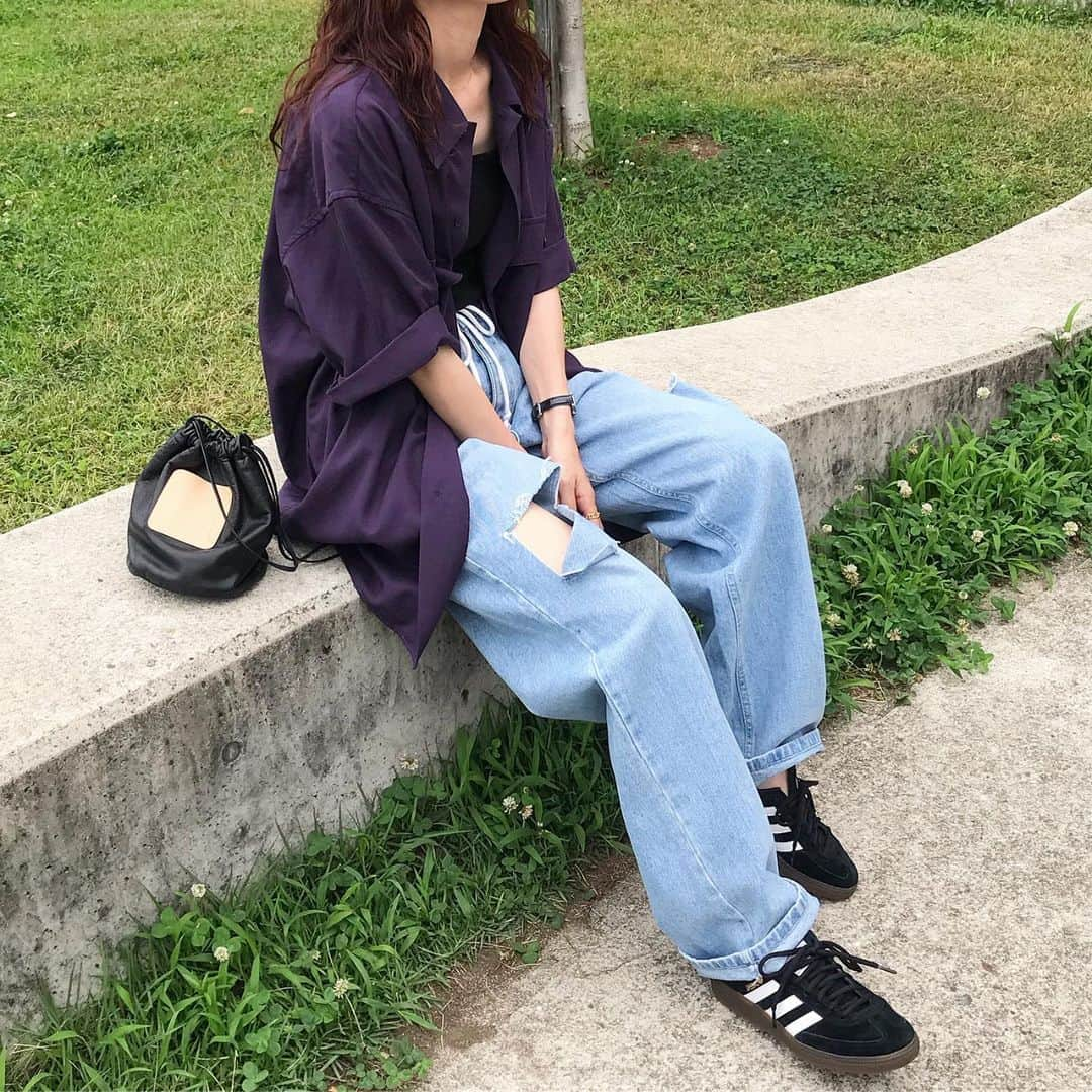 kumikaさんのインスタグラム写真 - (kumikaInstagram)「. @nugu_klee のnewデニムと、uniqlouのパープルシャツ👖🍇  （klee） ストリングサイドカットユニークデニム/denim/S  前回のサイドカットデニムも好評やけど、こっちもまたデザイン可愛い🥰 ウエスト紐付きのゆるっと楽ちんやけど、ちゃんと綺麗な形のデニム♡ 後ろポケットのデザインも可愛い🥰  @nugu_klee 新商品は、本日7/12 17:00〜 3日間で順番にupdateです❣️  このpurpleシャツ🍇 ほんまめっちゃ好きなパープル具合で、買ってよかった🙌ユニクロに見えへん☺️❤️ . . . . shirt#uniqlou#オーバーサイズワークシャツ pants @nugu_klee  bag#scye  shoes#adidas#adidasspezial  . . . . #デニム#デニムコーデ#夏コーデ#purple#パープルコーデ#シャツコーデ#uniqlo#ユニクロ#ユニクロコーデ#アディダス #adidasoriginals #足元倶楽部 #古着女子 #tbt#ootd#instafashion#outfit#ママコーデ#古着好きな人と繋がりたい」7月12日 8時22分 - kumika_iiio2