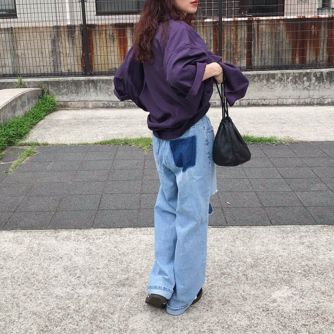 kumikaさんのインスタグラム写真 - (kumikaInstagram)「. @nugu_klee のnewデニムと、uniqlouのパープルシャツ👖🍇  （klee） ストリングサイドカットユニークデニム/denim/S  前回のサイドカットデニムも好評やけど、こっちもまたデザイン可愛い🥰 ウエスト紐付きのゆるっと楽ちんやけど、ちゃんと綺麗な形のデニム♡ 後ろポケットのデザインも可愛い🥰  @nugu_klee 新商品は、本日7/12 17:00〜 3日間で順番にupdateです❣️  このpurpleシャツ🍇 ほんまめっちゃ好きなパープル具合で、買ってよかった🙌ユニクロに見えへん☺️❤️ . . . . shirt#uniqlou#オーバーサイズワークシャツ pants @nugu_klee  bag#scye  shoes#adidas#adidasspezial  . . . . #デニム#デニムコーデ#夏コーデ#purple#パープルコーデ#シャツコーデ#uniqlo#ユニクロ#ユニクロコーデ#アディダス #adidasoriginals #足元倶楽部 #古着女子 #tbt#ootd#instafashion#outfit#ママコーデ#古着好きな人と繋がりたい」7月12日 8時22分 - kumika_iiio2