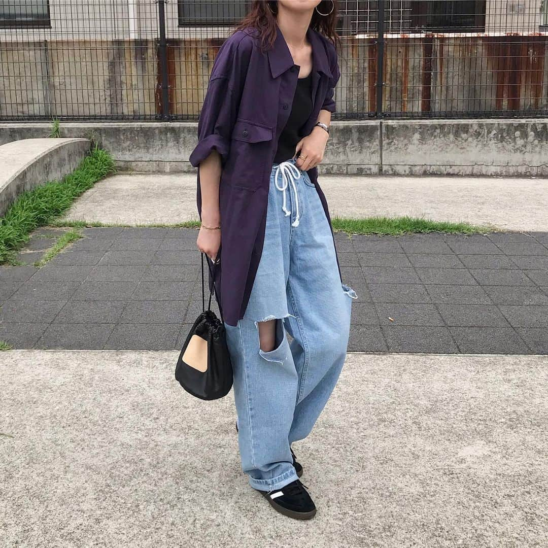 kumikaさんのインスタグラム写真 - (kumikaInstagram)「. @nugu_klee のnewデニムと、uniqlouのパープルシャツ👖🍇  （klee） ストリングサイドカットユニークデニム/denim/S  前回のサイドカットデニムも好評やけど、こっちもまたデザイン可愛い🥰 ウエスト紐付きのゆるっと楽ちんやけど、ちゃんと綺麗な形のデニム♡ 後ろポケットのデザインも可愛い🥰  @nugu_klee 新商品は、本日7/12 17:00〜 3日間で順番にupdateです❣️  このpurpleシャツ🍇 ほんまめっちゃ好きなパープル具合で、買ってよかった🙌ユニクロに見えへん☺️❤️ . . . . shirt#uniqlou#オーバーサイズワークシャツ pants @nugu_klee  bag#scye  shoes#adidas#adidasspezial  . . . . #デニム#デニムコーデ#夏コーデ#purple#パープルコーデ#シャツコーデ#uniqlo#ユニクロ#ユニクロコーデ#アディダス #adidasoriginals #足元倶楽部 #古着女子 #tbt#ootd#instafashion#outfit#ママコーデ#古着好きな人と繋がりたい」7月12日 8時22分 - kumika_iiio2