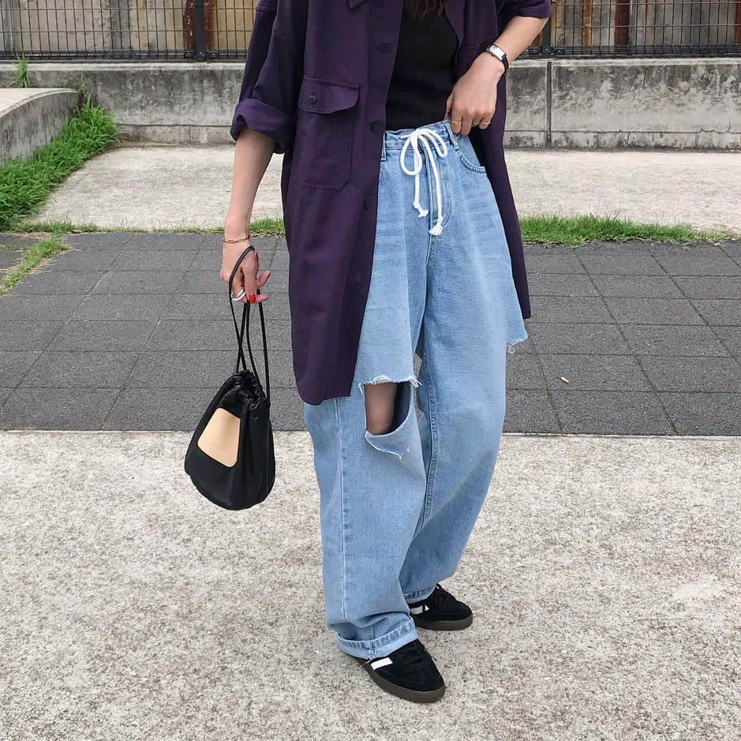 kumikaさんのインスタグラム写真 - (kumikaInstagram)「. @nugu_klee のnewデニムと、uniqlouのパープルシャツ👖🍇  （klee） ストリングサイドカットユニークデニム/denim/S  前回のサイドカットデニムも好評やけど、こっちもまたデザイン可愛い🥰 ウエスト紐付きのゆるっと楽ちんやけど、ちゃんと綺麗な形のデニム♡ 後ろポケットのデザインも可愛い🥰  @nugu_klee 新商品は、本日7/12 17:00〜 3日間で順番にupdateです❣️  このpurpleシャツ🍇 ほんまめっちゃ好きなパープル具合で、買ってよかった🙌ユニクロに見えへん☺️❤️ . . . . shirt#uniqlou#オーバーサイズワークシャツ pants @nugu_klee  bag#scye  shoes#adidas#adidasspezial  . . . . #デニム#デニムコーデ#夏コーデ#purple#パープルコーデ#シャツコーデ#uniqlo#ユニクロ#ユニクロコーデ#アディダス #adidasoriginals #足元倶楽部 #古着女子 #tbt#ootd#instafashion#outfit#ママコーデ#古着好きな人と繋がりたい」7月12日 8時22分 - kumika_iiio2