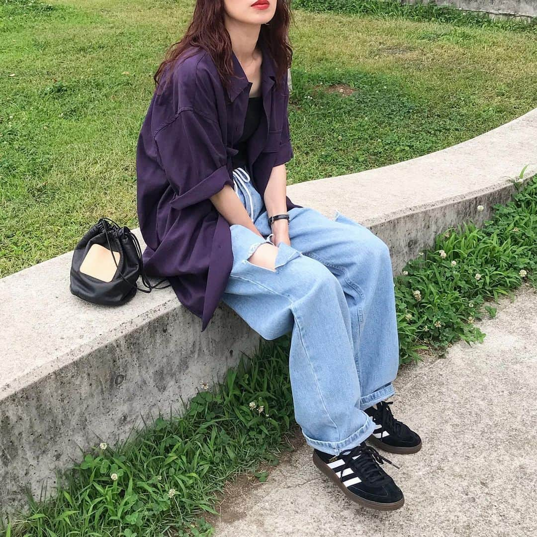 kumikaさんのインスタグラム写真 - (kumikaInstagram)「. @nugu_klee のnewデニムと、uniqlouのパープルシャツ👖🍇  （klee） ストリングサイドカットユニークデニム/denim/S  前回のサイドカットデニムも好評やけど、こっちもまたデザイン可愛い🥰 ウエスト紐付きのゆるっと楽ちんやけど、ちゃんと綺麗な形のデニム♡ 後ろポケットのデザインも可愛い🥰  @nugu_klee 新商品は、本日7/12 17:00〜 3日間で順番にupdateです❣️  このpurpleシャツ🍇 ほんまめっちゃ好きなパープル具合で、買ってよかった🙌ユニクロに見えへん☺️❤️ . . . . shirt#uniqlou#オーバーサイズワークシャツ pants @nugu_klee  bag#scye  shoes#adidas#adidasspezial  . . . . #デニム#デニムコーデ#夏コーデ#purple#パープルコーデ#シャツコーデ#uniqlo#ユニクロ#ユニクロコーデ#アディダス #adidasoriginals #足元倶楽部 #古着女子 #tbt#ootd#instafashion#outfit#ママコーデ#古着好きな人と繋がりたい」7月12日 8時22分 - kumika_iiio2