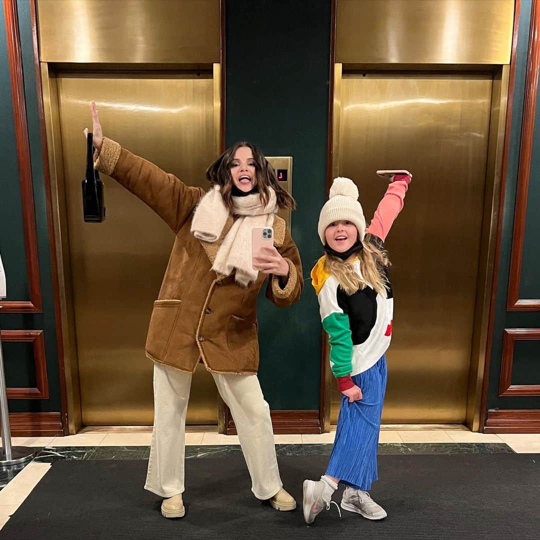セレーナ・ゴメスのインスタグラム：「Missing NY and my sissy 🤍」