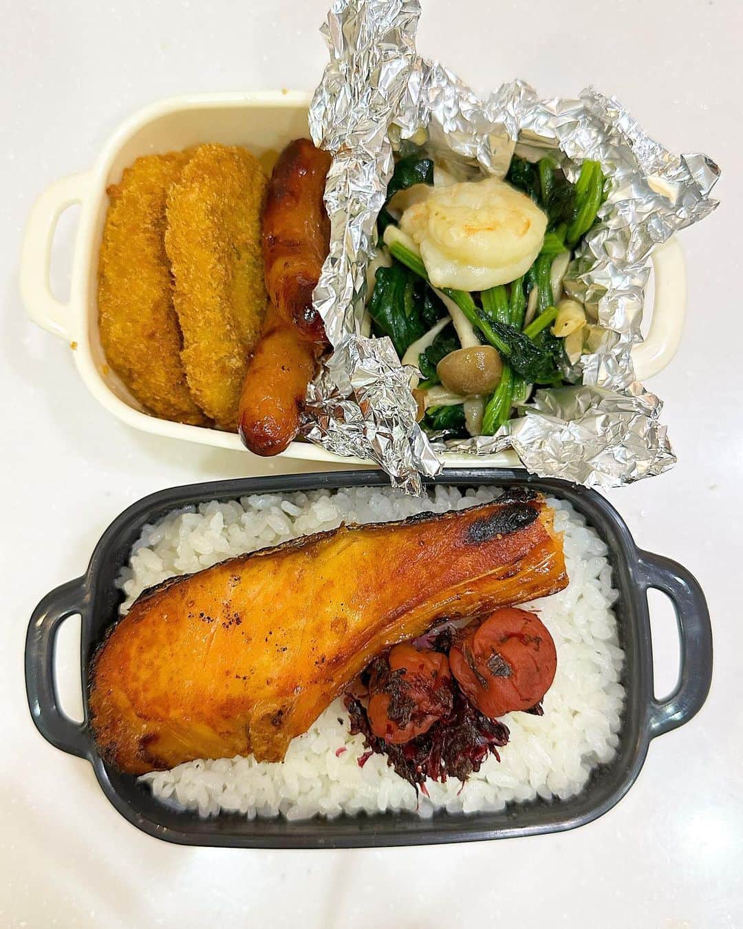 のインスタグラム：「#今日のお弁当  ほうれん草🥬としめじ🍄と海老🦐の中華炒め カレーコロッケ🍛🍛 ウィンナー🌭🌭 鮭🐟 ご飯🍚 鰹うめ🐟🌸  あとコンビニのサラダ🥗  鮭焼きすぎて、美味しい脂たっぷりのところ焦がしちゃった😭😭😭😭😭  量は多いけど、本日はこれだけ 恐らく痩せない量😅」