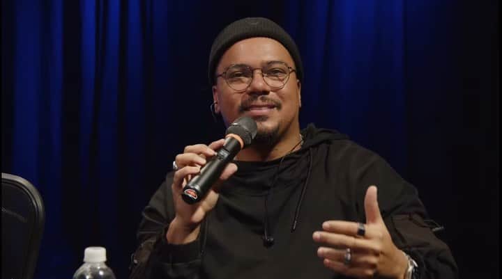 Sorriso Marotoのインスタグラム：「Vai ter gravação de DVD do Sorriso As Antigas simmm.   Mas antes de falar disso a gente tá vindo aqui pra agradecer a todo mundo que participou da nossa coletiva de Imprensa Sorriso 25 Anos, obrigado aos 40 jornalistas e todos os milhares de fãs que participaram. 🙏🏽  Anota aí, gravaremos o Sorriso As Antigas em BH, Salvador e São Paulo ainda esse ano e esperamos vocês por lá, também vai ter lançamento do Sorriso Eu Gosto - No Pagode e muitos outros acontecimentos pra celebrar essa nossa volta de número 25 ao redor do sol. 😍  Arrasta pro lado pra ver alguns trechos e pra quem perdeu ou quer reassistir é só correr no nosso canal do YouTube que o papo tá lá completão.♥️」