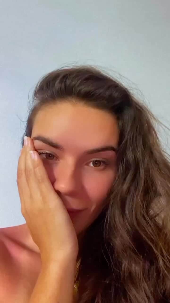 Roberta Mirandaのインスタグラム：「@biacaboz  sua música tocou em mim desde o momento que ouvi ! Talento aplaude talento ! Amo Portugal  @warnermusicbr  Amo os Portugueses  Amo o que o teu País fez com a Roberta  Beijos na sua MÃE que te ensinou a gostar de minha música !! Sucesso!!! Amei ver que os teus fãs querem um FEAT  aqui também vão pedir  Brasil e Portugal」