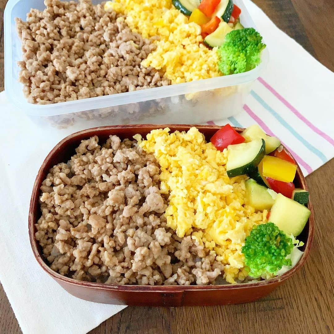 金子あきこのインスタグラム：「息子たちのお弁当 #豚そぼろ　おから入り #たまごそぼろ #ズッキーニとパプリカのソテー #ブロッコリー ・ ・ ・ 息子たちがわたしの作るごはんを 「美味しい、美味しい」と言って食べてくれる この幸せな感じ。 ありがたい♡ ・ ・ ・ #高校生弁当#大学生弁当#男子弁当#わっぱ#タッパー弁当#手作り#野球#食トレ#段取り#作り置き#冷凍保存 #時短レシピ#食べ物で身体は作られる#健康#食物繊維#腸活#ダイエット#免疫力アップ#管理栄養士#レシピ開発#料理家#管理栄養士が教える#健康ごはん節約美容料理研究家#船橋」