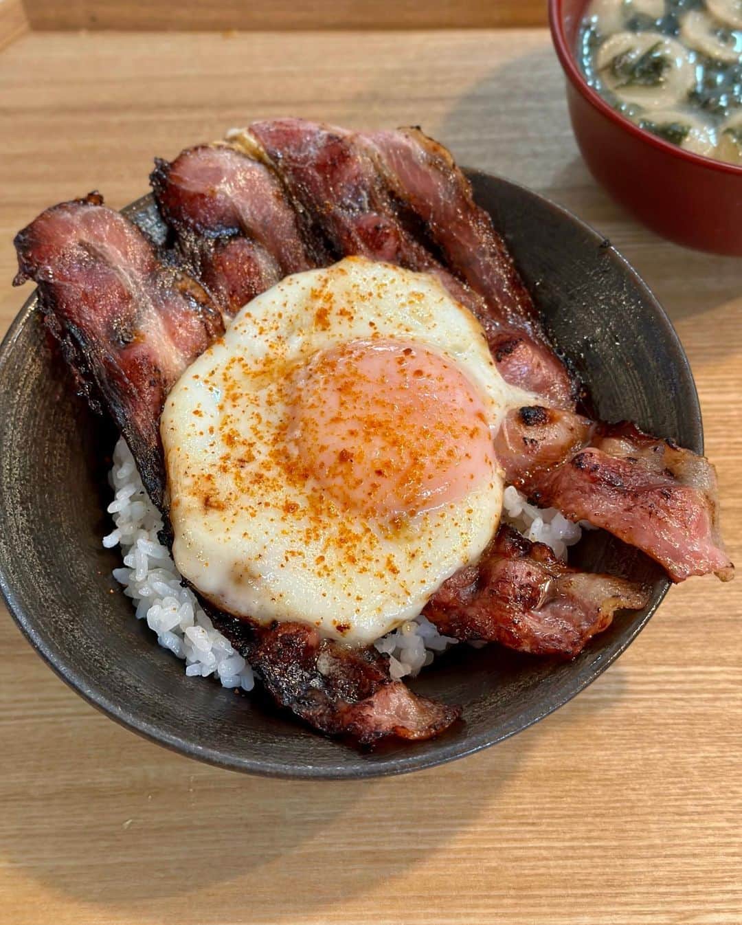 のインスタグラム：「朝食で、ベーコンエッグご飯に、一味唐辛子かけて途中でマヨぶっかけて、アドレナリン出る美味しさ！  #グギメシ」