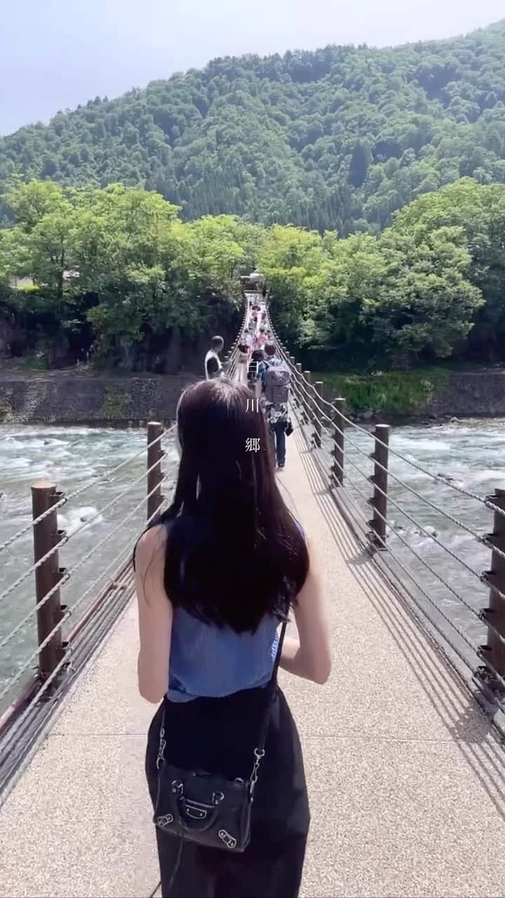 瀬名ひなののインスタグラム：「誕生日旅行の白川郷🎐  夏！って感じで風情あって素敵なところ 野生の蛇にも遭遇🐍  展望台まで徒歩で行ったら暑すぎて死ぬかと思った😂 別ルートで車で行けるから、車で行くのがおすすめ  カフェ今昔さんで食べた 飛騨牛のステーキがおいしすぎた🤤 朴葉味噌という飛騨・高山地域の郷土料理!  また冬にも行きたいな💭  トップスはSHEIN  🔍 10748208 blue/XS 下着透けないし、涼しいのに 生地しっかりしてておすすめ🫧  coupon code : hinano ¥6000以上で20%off𓂅  #白川郷 #白川郷合掌村 #合掌造り #飛騨牛 #国内旅行 #夏休み #岐阜 #岐阜旅行 #岐阜観光 #岐阜旅行スポット #岐阜観光スポット #日本の風景 #visitjapan #gifuprefecture #SHEIN#SHEINforAll#SHEINpartner#ad」