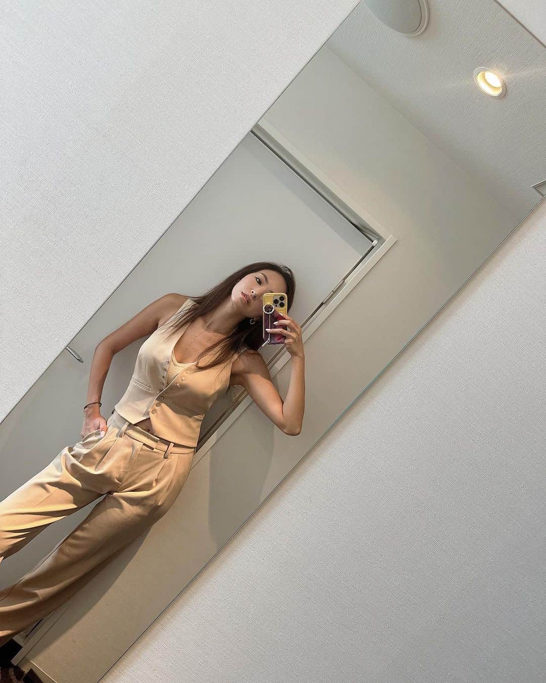 西内ひろのインスタグラム：「Today's style. パンツスタイルにベスト。 @favorite.daughter   インナーには　@kiginu.officialのブラトップが活躍✨  #todaysstyle #fashon  #パンツスタイル #ベストコーデ」