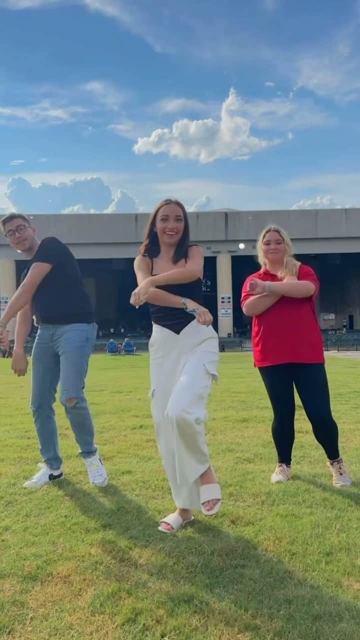 Brooklyn and Baileyのインスタグラム：「shoutout to Shelby, part of the friendly @lakewoodamp staff who killed it doing this dance with us haha! @livenation #livenationpartner」
