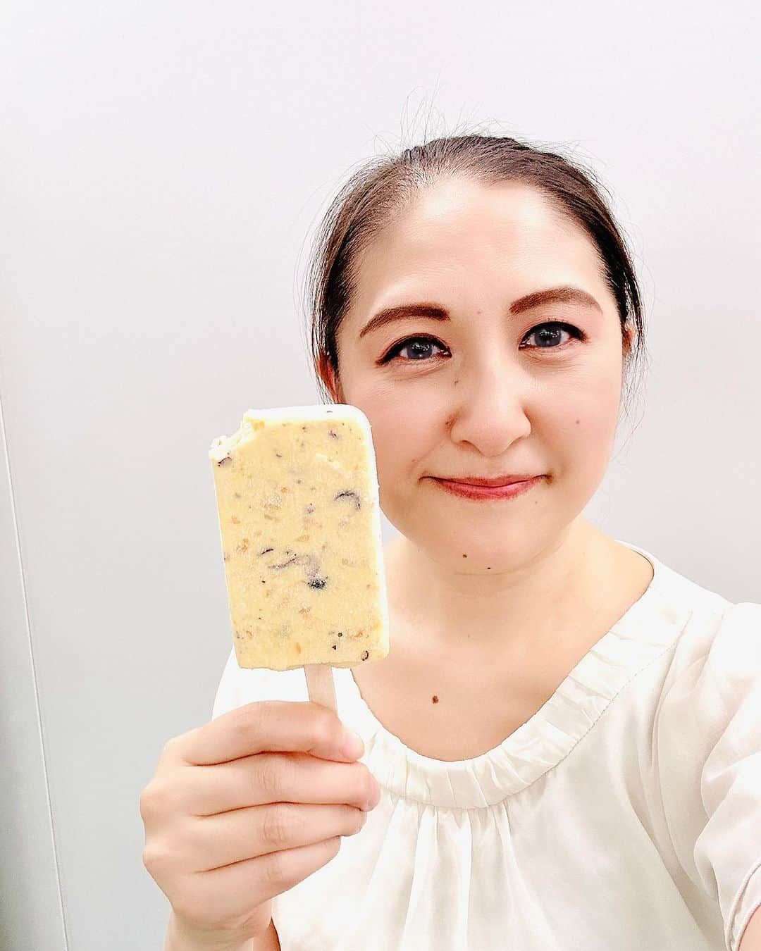 大越かず江さんのインスタグラム写真 - (大越かず江Instagram)「✨白くま🍨✨  頑張ったご褒美に頂きました❣️😋❣️  ちょっとした気持ちが とても嬉しいですよね💛  私も 人を想う気持ち 大切にしたいなっ🌱☺️✌️🌱  ありがとうございます💛  皆さんは何を貰ったら嬉しいですか❓  ✨✨✨✨✨✨✨✨✨✨✨✨✨✨✨✨  ✨ Ice Cream 🍨✨  I got it as a reward for my hard work ❣️😋❣️  A little feeling makes me very happy 💛  I also want to cherish the feeling of thinking of people 🌱☺️✌️🌱  thank you 💛  What would you be happy to receive❓  ✨✨✨✨✨✨✨✨✨✨✨✨✨✨✨✨ @marunaga_official    #アイス  #贈り物  #心遣い  #気持ちが嬉しい  #大好き  #幸せな瞬間をもっと世界に  #白くま  #美  #生きる意味 #sexy #セクシー系 #写真好きな人と繋がりたい #女優好きな人と繋がりたい #美意識人と繋がりたい #幸福 #happy #東京 #tokyo #日本 #japan  #美魔女モデル #actress  #資格マニア  #スマイル #笑顔 #followforfollowback #ポートレート女子 #loveyou #仲間募集  #空が好きな人と繋がりたい」7月12日 8時54分 - bluemoonseasky