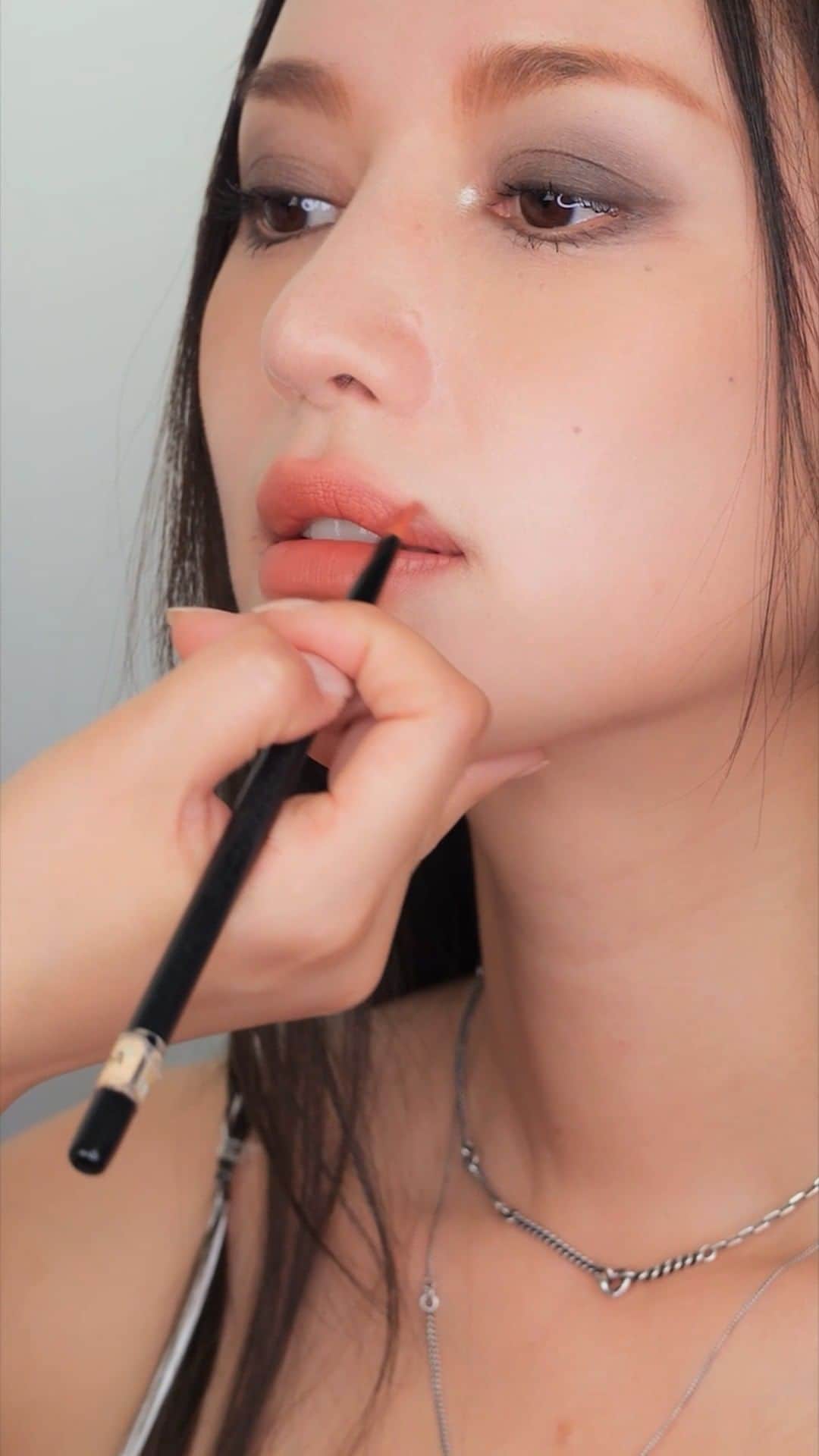 Official STYLENANDAのインスタグラム：「파티, 페스티벌 등 특별한 날에 하기 좋은 🤟✨ 락스타 메이크업🤟✨ 튜토리얼!  3CE 제품들로 완성해 보세요! ❣️  ✨3CE NEW TAKE EYESHADOW PALETTE # RAW NEUTRALS ✨3CE NEW TAKE FACE BLUSHER # HAZE BEIGE ✨3CE BLUR MATTE LIPSTICK # PEANUT BEIGE  #3CE #3CESTYLENANDA #락스타메이크업 #3CE블러매트립스틱 #3CE뉴테이크」