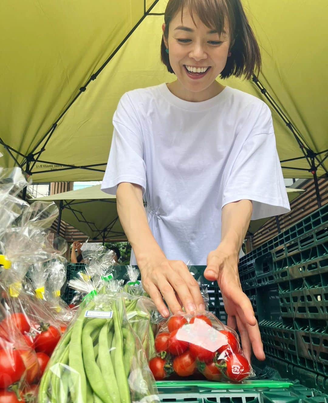 川瀬良子のインスタグラム：「こんにちは〜😊  7月8日(土)東京渋谷・北谷公園で開催された ジンナンマーケットに、栃木県益子町のお野菜を並べた青果店を出店しました！  栃木県益子町にお世話になっている農家さんや地域のみなさんがいるので、益子町のおいしい野菜を、渋谷のみなさんに知ってもらおう！と、 出店が決定🎉  渋谷という事は、一人暮らしの若い人がきっと多いから、キャベツやカボチャは丸ごと1つではなく、カットした方が手にとってくれるのでは…？ 野菜詰め合わせのセット売りよりも、好きなものを選べる方がイベント性があるのでは？などなど、 みんなで売り方を考える時間も楽しかった〜♪  当日は、早朝から益子チームが新鮮なお野菜を車で運んで下さり（本当にありがとうございました👏🏻）私たちは車からブースまで運び（野菜も数があると重たいんですよね〜！）野菜がより一層美味しそうに見えるように彩りを考え陳列。そして、お客さんに売る。 一通り全てを体験したのですが、お客さんに野菜をアピールするためには野菜の特徴や、どんな農家さんが作っているのかなど、事前に頭に入れておくことがいかに大切かを痛感しました！  あるお客さまに「この2種類のカボチャの違いはなぁに？」と聞いて頂いたのですが、すぐに違いを答えられず反省、猛省。 益子チームに確認したら、ホクホクしているのがお好きでしたらこちらですよ〜！と丁寧に説明して下さり、感動しました！  野菜を作る農家さんがいて、さらに運ぶ人、陳列してくれる人、売る人がいて、私たちは買う事ができる。ということも改めて実感できたとても学びの多い一日になりました！  次の日に「昨日買ったナス。おいしかったよ〜！」とお客さんに声をかけていただいたのですが、それがうれしくてうれしくて🤩🥳🤩🥳  ナス農家さんに、しっかり伝えました！  このような野菜を通じた交流も、素敵ですよね〜！  またどこかで出店などありましたらお知らせしますね♪  その時は、完璧な接客ができるように頑張るぞぉ〜！  チーム益子のみなさま👏🏻事前の打ち合わせや準備、そして当日は暑い中☀️本当にお疲れ様でした！！ありがとうございました！！  そしてそして、お客様、SNSを見て来てくれたみなさまや友人知人、本当にありがとうございました！！  🥒写真5枚目🥒 キュウリ2本を1セットにして袋売りしていたのですが、とても暑い日だったので主催の方が「冷やしキュウリにして売りましょう！」と提案してくださり、どこからともなく入れ物や氷を持って来てくださり“冷やしキュウリはじめました”のポップも作ってくださって、キュウリはあっという間に完敗しました👏🏻 その日の天候に合わせた売り方も学べましたね〜！ そして、渋谷の公園でいろんな方がポリポリとキュウリを食べている姿がとてもユニークで🤣😍 感動しました〜！  🫑🥕🍅🍆  #栃木県 #益子町 #ましこ #道の駅ましこ @michinoeki_mashiko  #渋谷 #北谷公園 @shibuya_kitaya_park  #ジンナンマーケット #jinnanmarket  #青果店 #野菜 #農業 #農家 さん  @yuko_mindleader  @irokawa1008  ありがとうございました😍  @wmg._official @sakayori_official  エプロン大活躍でした〜😍」