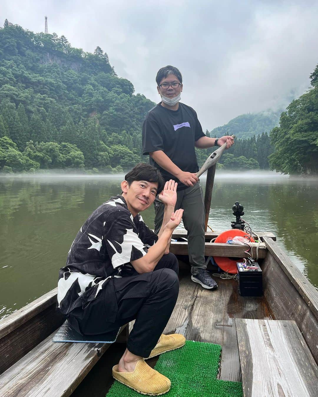 盛岡豊のインスタグラム：「撮影にご協力頂いた船頭の小沼さん。 何が嬉しかったって、息子さんがキングオージャーを観てるみたいで、ドゥーガを知っててくれた😄  そして今日のような夢幻の霧が出るのは、霧が出やすいこの時期でも3割ほどらしいです。最高。  #夢幻峡の渡し」