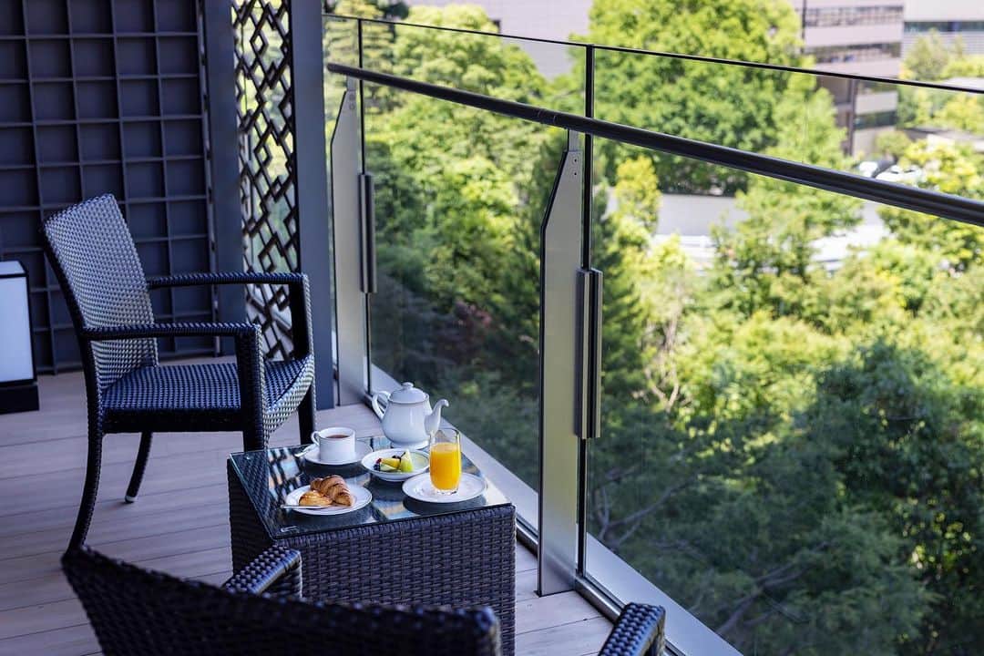 のインスタグラム：「Spend a time at balcony looking at Okura Garden🌳 都会の喧騒を忘れて🌿  Immerse yourself in the serene beauty of Japanese design in our Heritage Room. Averaging a generous 60 square meters in size, this private residence offers two styles: one with a wider living room that overlooks Okura Square and the classical architecture of the Okura Museum of Art, or one with views from the bath. Among the latter, some rooms have a balcony situated directly above the Okura Garden. As the benchmark of luxury in the Okura Heritage wing, the tranquil Heritage Room features a private steam sauna, a whirlpool bath, and heated flooring. The complimentary minibar, shoeshine service, and valet parking, too, invite you to relax in true pampered comfort.  「ヘリテージルーム」の広さは約60㎡で、ビューバスタイプと、エントランスのオークラスクエアと大倉集古館が眺められるワイドリビングタイプの2タイプがございます。中でもビューバスタイプのお部屋では、オークラ庭園を眺められるバルコニー付きのお部屋もご用意しております。 オークラ ヘリテージウイングでは、全室スチームサウナ、ジェットバス、そして床暖房を完備。さらに、冷蔵庫内ミニバー、靴磨きサービス、バレーサービス等、各種無料サービスをご用意しております。まるではなれのような静謐さとプライベート空間が広がる館内で、ゆっくりとお寛ぎください。  “Heritage Room with Balcony” The Okura Heritage Wing 「ヘリテージルーム バルコニー付き」 オークラヘリテージウイング  #ホテル客室 #バルコニー付きホテル  #ホテルステイ #ステイケーション  #サウナ付きホテル #ホテルモーニング #東京ホテル #ラグジュアリーホテル  #theokuratokyo #オークラ東京  #balcony #sauna #bathwithview #jacuzzi  #hotelroom  #staycation #tokyohotel #luxuryhotel #luxurylifestyle  #lhw #uncommontravel #lhwtraveler #东京 #酒店 #도쿄 #호텔 #일본 #ญี่ปุ่น #โตเกียว #โรงแรม」