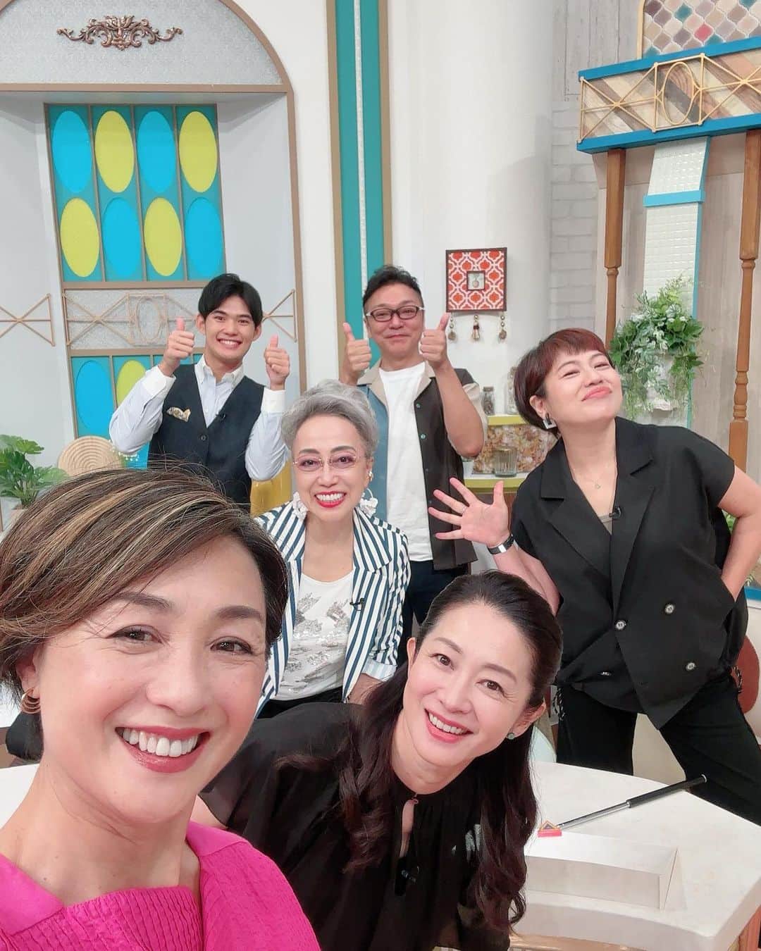 のインスタグラム：「なないろ日和❗️ 夏のおしゃれ〜  素敵な大先輩💕加藤タキさん いつも明るくとってもチャーミング〜  #なないろ日和  #テレビ東京  #bsテレ東  #tシャツ  #夏コーデ  #❤️  #加藤タキさん  @sayaka___aoki  @norikoyamauchi23  @pakkunmakkun_official  @mare_osabe_tx」