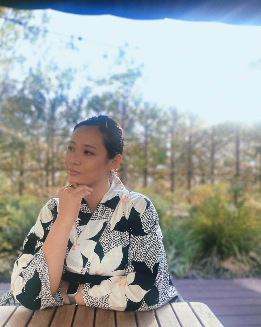 二宮愛のインスタグラム：「もうすぐ 良いお知らせが…くる？  🤫🤫🤫 いつもフォローしてくれて、シェアしてくれて、保存してくれてありがとう🤍  ________________ もっともっと多くの人に 着物や浴衣を着てほしいなぁ。  私自身は綺麗に着ることを心がけているけど、 たとえお端折りだぼだぼでも、 胸元ぱかぱかしちゃっても、 衣紋ぱつぱつでも、 帯がだらだらでも、 「浴衣きたい！」って思う気持ちをまずは尊重したいから、 他の人の(とくにお若い方の)着付けに、私から口出しすることはないです。  みんなで安心して、浴衣着て楽しみたいよね！ だって、日本に住むことの特権の一つじゃん🤍  #着物 #浴衣 #浴衣女子」