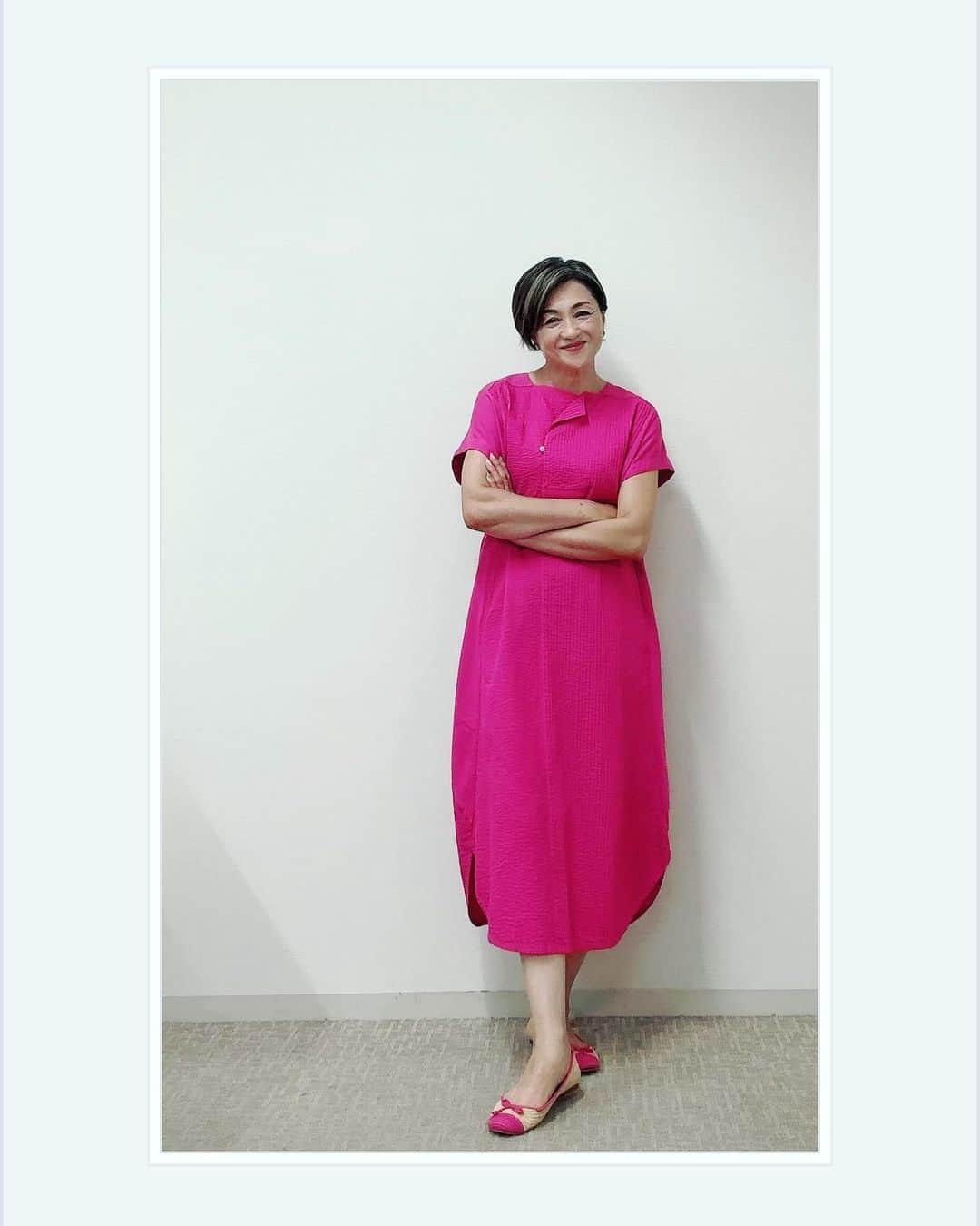 香坂みゆきさんのインスタグラム写真 - (香坂みゆきInstagram)「今日のお衣装 鮮やか🩷  #衣装  #ピンク  #ワンピース  #❤️  @yaccomaricard_jp」7月12日 9時16分 - miyuky__way