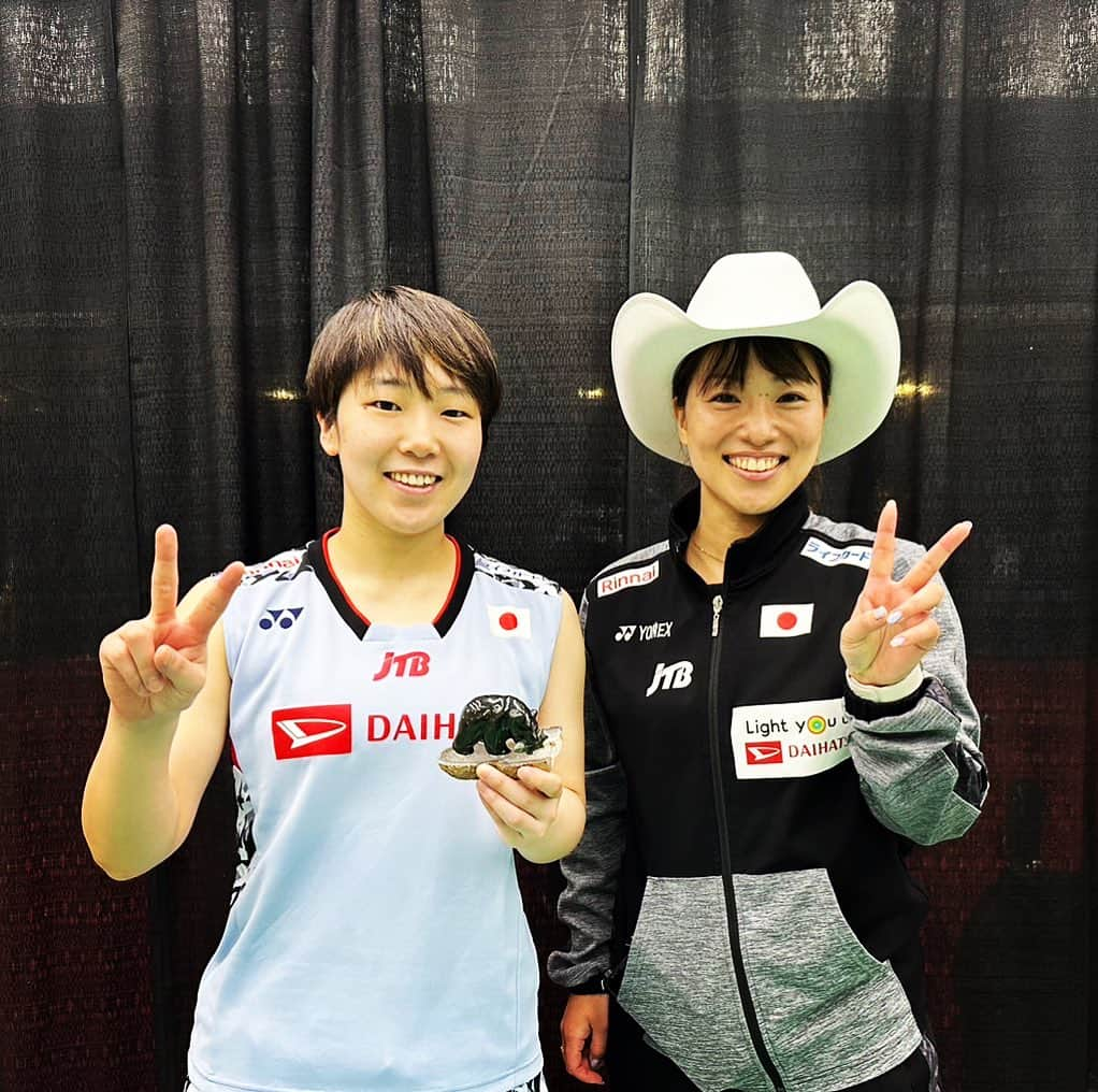 今別府香里のインスタグラム：「🏸カナダオープン2023🏸🇨🇦  山口　茜選手　優勝🥇 川上　紗恵奈選手　ベスト16 仁平　菜月選手　ベスト16（2回戦棄権）  優勝者に贈られるハット🎩 7年前のカナダオープンで私は準優勝だったので、被れませんでした🫣 7年の時を経て被ることができました‼︎ ありがとう🤗  応援ありがとうございました📣 また次に向けて頑張ります！  日本は暑いですね🫠 そして、家のエアコン付けてもすぐらエラーになって、役目果たせてない💦 前に見てもらった時異常なしって言われたのに、異常ありまくり🥹 家にいてられない😵  #カナダオープン2023 #バドミントン カナダ #カルガリー市 #カウボーイハット #テンガロンハット」