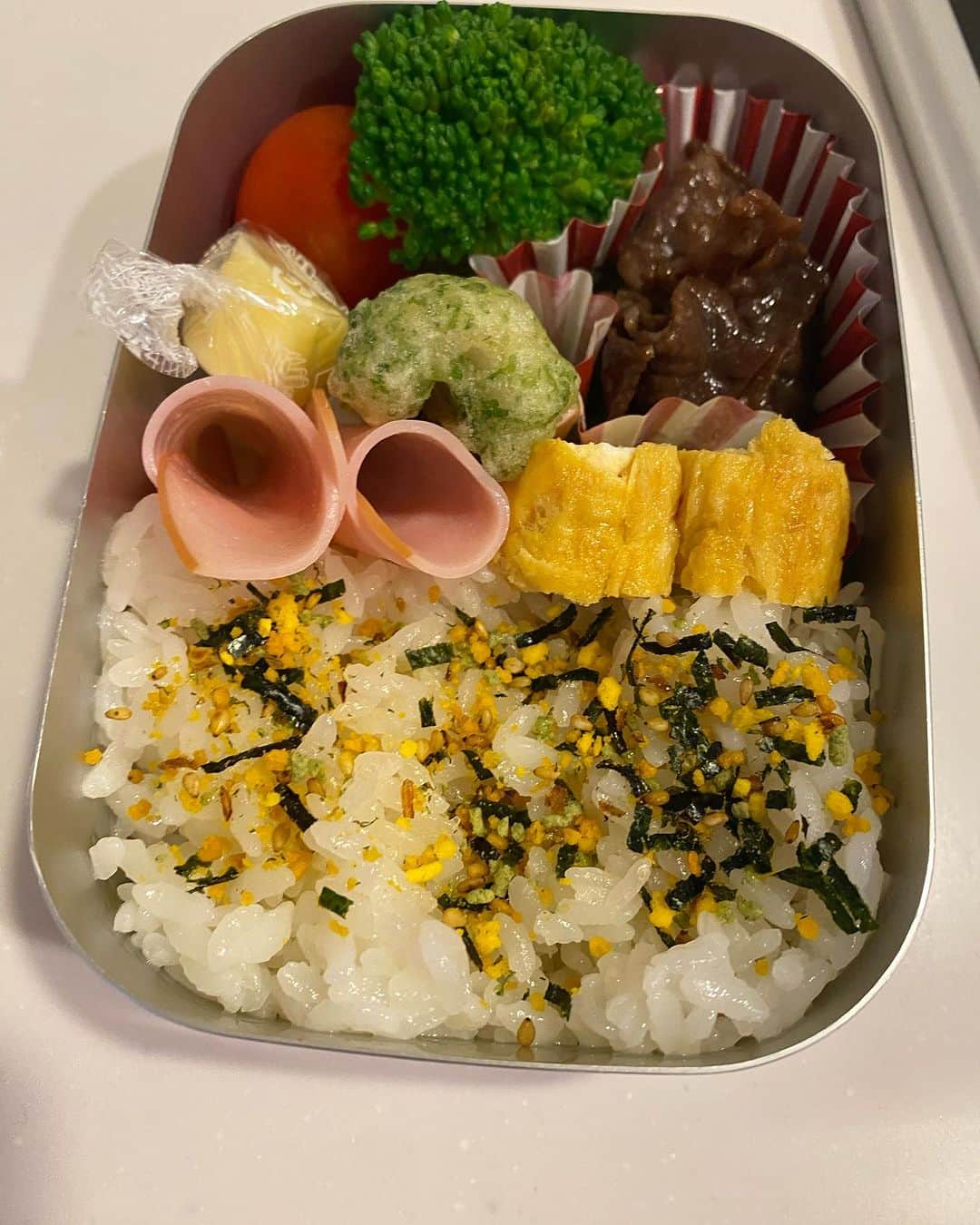 藤原一裕のインスタグラム：「パパ弁当でいってらっしゃい。  #パパ弁当 #かわいくなくてごめん」
