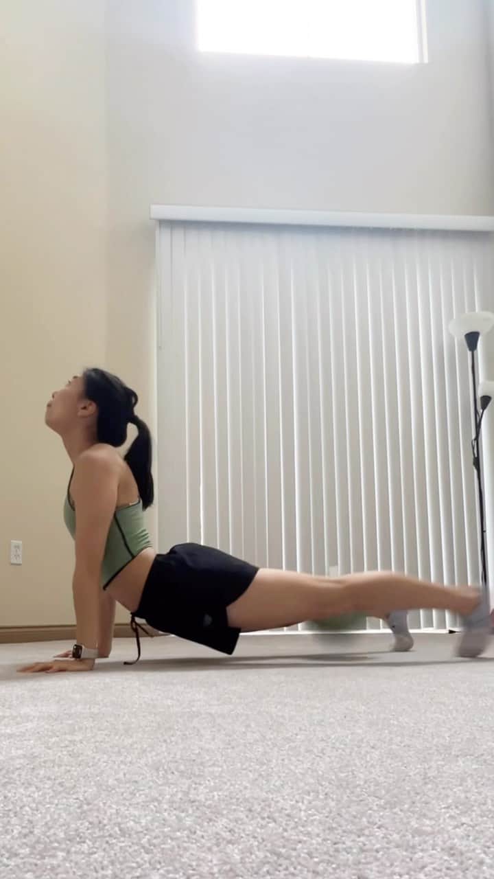 篠原枝令菜のインスタグラム：「Why do I always get bonked 🥲 thank goodness it’s not actually a bowling ball 👍 #rhythmicgymnastics #challenge #ball」