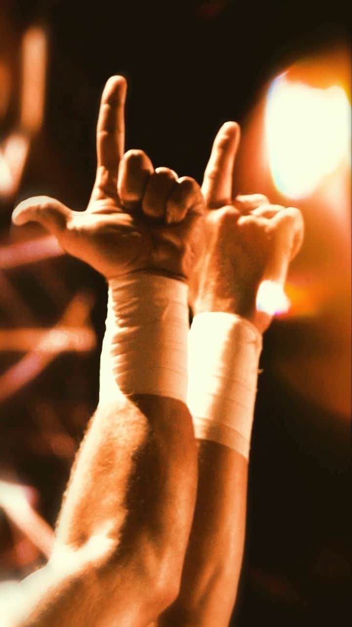 ジェイ・ホワイトのインスタグラム：「Guns up, bang bang.  @jaywhitenz and #juicerobsinson from @aew Collision!」