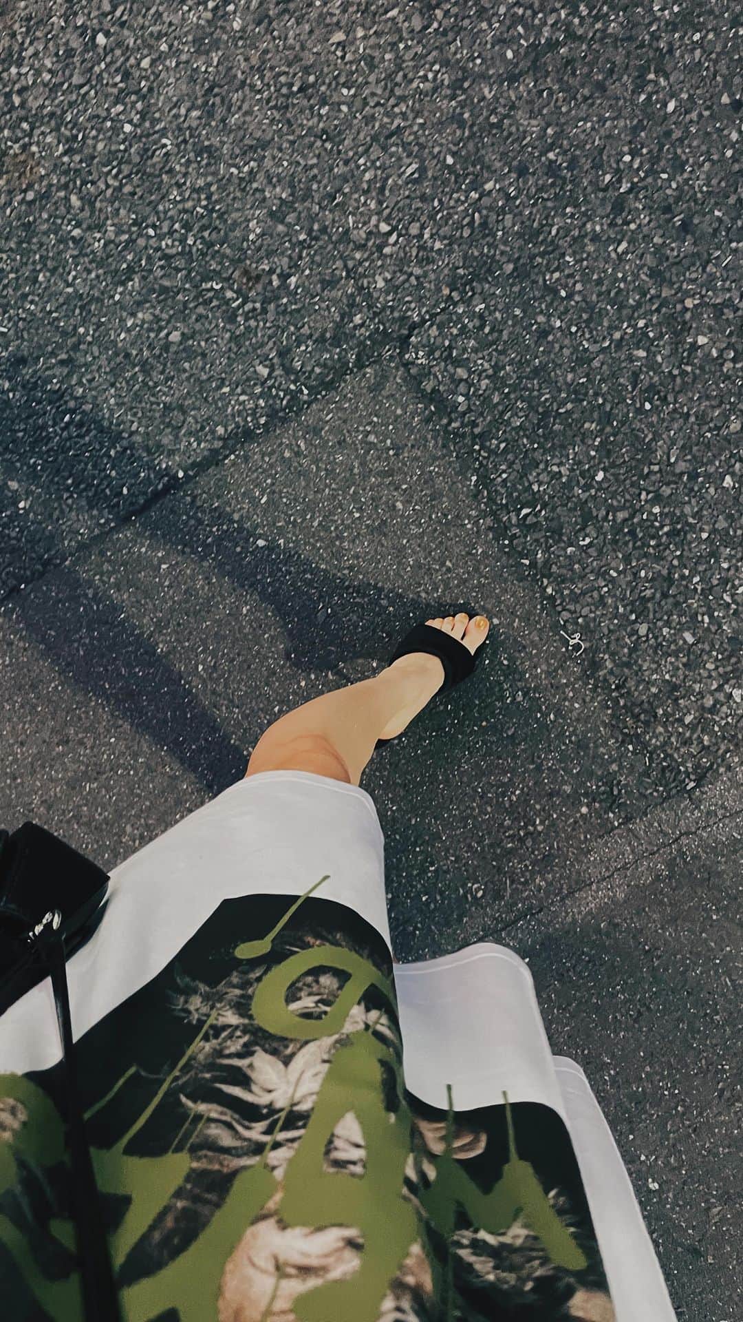 のインスタグラム：「暑すぎて、ピタッとした服着れない!笑 ゆるTeeは風が通って涼しい〜 今週木曜日予約販売です♪  #BLITT  @blitt_official   #instalove#today #me #i #my #code #ootd #outfit #outfitoftheday #fashion #green #ootdshare #alice_code  #일상 #코디 #스타일링 #패션스타그램 #コーデ #私服 #今日のコーデ #シャツ #シャツコーデ #グリーンコーデ #サンダル #夏 #夏コーデ」