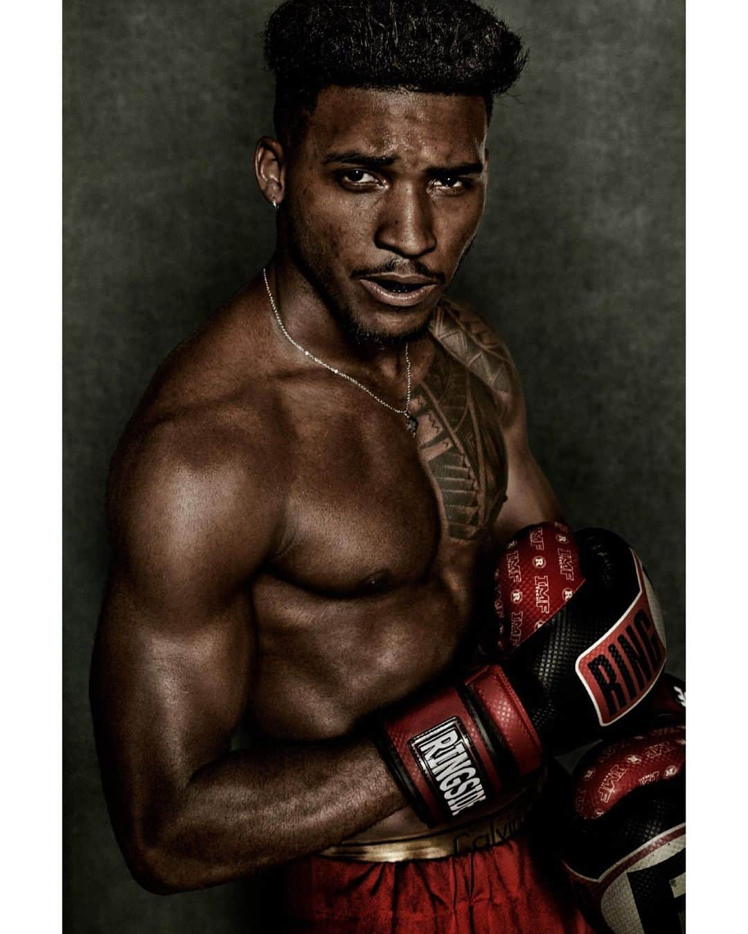 マリオ・テスティーノさんのインスタグラム写真 - (マリオ・テスティーノInstagram)「Something told to us by many Cubans is that all sports are about passion, and boxing in the island is part of a very strong sports tradition. When you see them in action, boxers fight but they also pose. There is love and hate in their fighting pictures, I guess because their passion requires a certain violence, but also a gentleness, a swiftness of movement.  _ Algo que nos dijeron muchos cubanos es que todo deporte es pasión, y el boxeo en la isla forma parte de una tradición deportiva muy fuerte. Cuando los ves en acción, los boxeadores pelean pero también posan. Hay amor y odio en sus cuadros de lucha, supongo que porque su pasión requiere una cierta violencia, pero también una delicadeza, una rapidez de movimiento.  A BEAUTIFUL WORLD, BOXERS, CUBA, 2023  #LorenzoYoanLazaeno #OsuelSeriches #RobertoDeste」7月12日 0時59分 - mariotestino