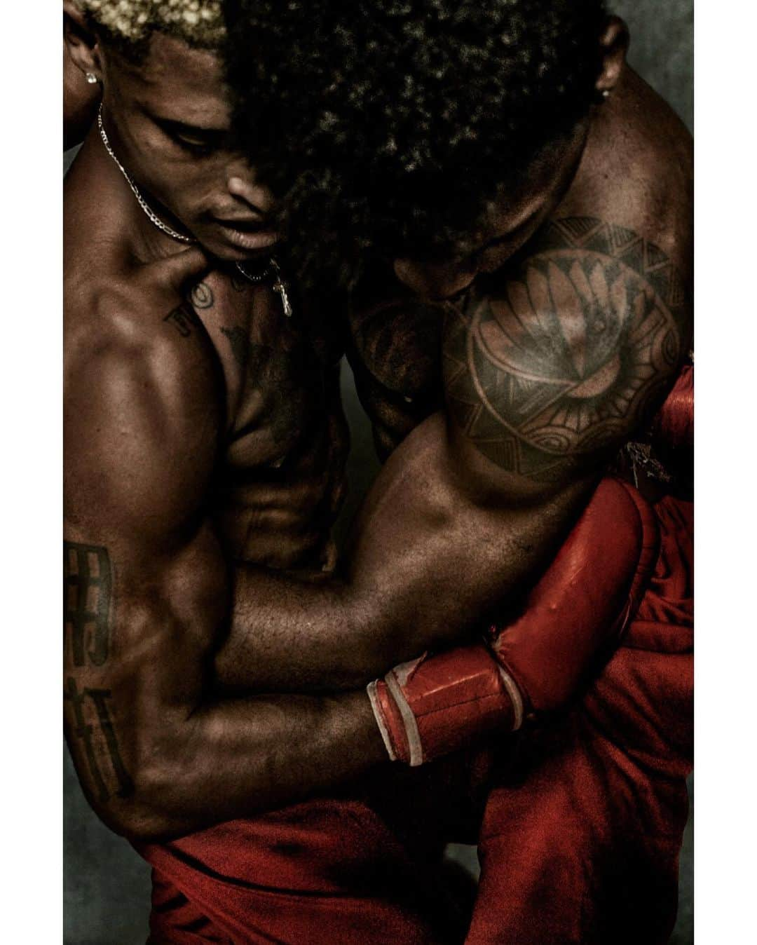 マリオ・テスティーノさんのインスタグラム写真 - (マリオ・テスティーノInstagram)「Something told to us by many Cubans is that all sports are about passion, and boxing in the island is part of a very strong sports tradition. When you see them in action, boxers fight but they also pose. There is love and hate in their fighting pictures, I guess because their passion requires a certain violence, but also a gentleness, a swiftness of movement.  _ Algo que nos dijeron muchos cubanos es que todo deporte es pasión, y el boxeo en la isla forma parte de una tradición deportiva muy fuerte. Cuando los ves en acción, los boxeadores pelean pero también posan. Hay amor y odio en sus cuadros de lucha, supongo que porque su pasión requiere una cierta violencia, pero también una delicadeza, una rapidez de movimiento.  A BEAUTIFUL WORLD, BOXERS, CUBA, 2023  #LorenzoYoanLazaeno #OsuelSeriches #RobertoDeste」7月12日 0時59分 - mariotestino