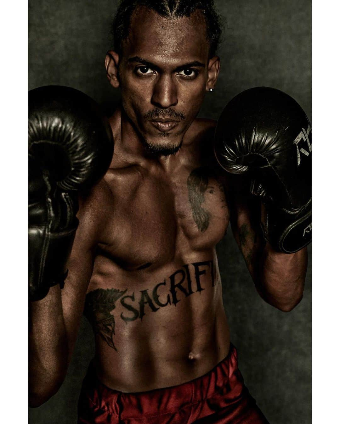 マリオ・テスティーノさんのインスタグラム写真 - (マリオ・テスティーノInstagram)「Something told to us by many Cubans is that all sports are about passion, and boxing in the island is part of a very strong sports tradition. When you see them in action, boxers fight but they also pose. There is love and hate in their fighting pictures, I guess because their passion requires a certain violence, but also a gentleness, a swiftness of movement.  _ Algo que nos dijeron muchos cubanos es que todo deporte es pasión, y el boxeo en la isla forma parte de una tradición deportiva muy fuerte. Cuando los ves en acción, los boxeadores pelean pero también posan. Hay amor y odio en sus cuadros de lucha, supongo que porque su pasión requiere una cierta violencia, pero también una delicadeza, una rapidez de movimiento.  A BEAUTIFUL WORLD, BOXERS, CUBA, 2023  #LorenzoYoanLazaeno #OsuelSeriches #RobertoDeste」7月12日 0時59分 - mariotestino