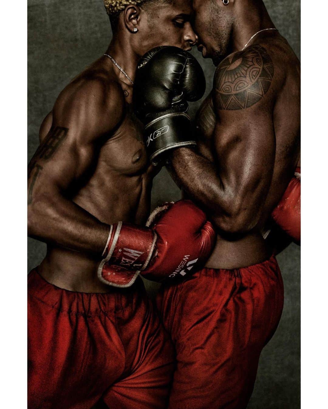 マリオ・テスティーノのインスタグラム：「Something told to us by many Cubans is that all sports are about passion, and boxing in the island is part of a very strong sports tradition. When you see them in action, boxers fight but they also pose. There is love and hate in their fighting pictures, I guess because their passion requires a certain violence, but also a gentleness, a swiftness of movement.  _ Algo que nos dijeron muchos cubanos es que todo deporte es pasión, y el boxeo en la isla forma parte de una tradición deportiva muy fuerte. Cuando los ves en acción, los boxeadores pelean pero también posan. Hay amor y odio en sus cuadros de lucha, supongo que porque su pasión requiere una cierta violencia, pero también una delicadeza, una rapidez de movimiento.  A BEAUTIFUL WORLD, BOXERS, CUBA, 2023  #LorenzoYoanLazaeno #OsuelSeriches #RobertoDeste」