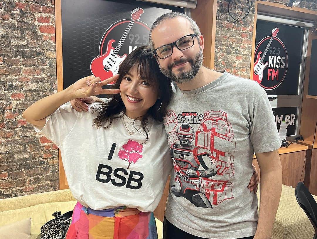 松澤由美さんのインスタグラム写真 - (松澤由美Instagram)「Hola  Hoje, participei do programa de rádio brasileiro Kiss fm.  Hoy he aparecido en el programa de radio brasileño Kiss fm.  Today I appeared on the Brazilian radio program "Kiss fm".  ブラジルの、とても有名なラジオ番組  『KISS FM』の番組に  生放送出演してきました。  番組パーソナリティのみなさん、 ありがとうございました。  ヒカルド、くろださん、  ルイージさんも一緒に✨ @luigicarneiromusic   ポルトガル語何言ってるのかはよくわかってないけど、  単語が知ってるものが前より聞こえてくるようになってるぅ。  嬉しいです。 語学ビデオ見てるみたいでしたw  レシフェの常夏から、São Pauloの冬の温度差で  体調が😭  でも、リハーサルもこれからあるので、 無理せず 行ってきます。  楽しいアニメフレンズメンバーと （╹◡╹）  #yumimatsuzawa #松澤由美 #松澤由実 #聖闘士星矢 #機動戦艦ナデシコ #メンバーシップ #ツイキャス #アニソン #アニソン好きと繋がりたい #ラグナロクマスターズ #松澤由実のアニソンフラッグ   #knightsofthezodiac #brasil  #kissfmbrasil」7月12日 0時53分 - yumimatsuzawa