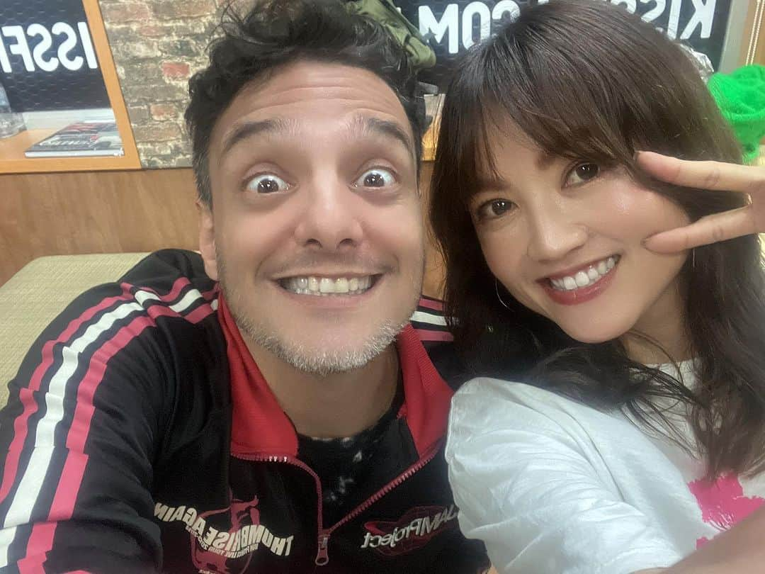 松澤由美さんのインスタグラム写真 - (松澤由美Instagram)「Hola  Hoje, participei do programa de rádio brasileiro Kiss fm.  Hoy he aparecido en el programa de radio brasileño Kiss fm.  Today I appeared on the Brazilian radio program "Kiss fm".  ブラジルの、とても有名なラジオ番組  『KISS FM』の番組に  生放送出演してきました。  番組パーソナリティのみなさん、 ありがとうございました。  ヒカルド、くろださん、  ルイージさんも一緒に✨ @luigicarneiromusic   ポルトガル語何言ってるのかはよくわかってないけど、  単語が知ってるものが前より聞こえてくるようになってるぅ。  嬉しいです。 語学ビデオ見てるみたいでしたw  レシフェの常夏から、São Pauloの冬の温度差で  体調が😭  でも、リハーサルもこれからあるので、 無理せず 行ってきます。  楽しいアニメフレンズメンバーと （╹◡╹）  #yumimatsuzawa #松澤由美 #松澤由実 #聖闘士星矢 #機動戦艦ナデシコ #メンバーシップ #ツイキャス #アニソン #アニソン好きと繋がりたい #ラグナロクマスターズ #松澤由実のアニソンフラッグ   #knightsofthezodiac #brasil  #kissfmbrasil」7月12日 0時53分 - yumimatsuzawa