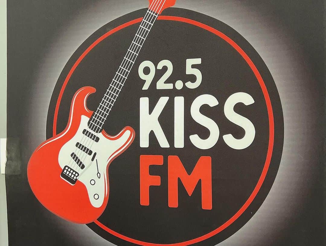 松澤由美さんのインスタグラム写真 - (松澤由美Instagram)「Hola  Hoje, participei do programa de rádio brasileiro Kiss fm.  Hoy he aparecido en el programa de radio brasileño Kiss fm.  Today I appeared on the Brazilian radio program "Kiss fm".  ブラジルの、とても有名なラジオ番組  『KISS FM』の番組に  生放送出演してきました。  番組パーソナリティのみなさん、 ありがとうございました。  ヒカルド、くろださん、  ルイージさんも一緒に✨ @luigicarneiromusic   ポルトガル語何言ってるのかはよくわかってないけど、  単語が知ってるものが前より聞こえてくるようになってるぅ。  嬉しいです。 語学ビデオ見てるみたいでしたw  レシフェの常夏から、São Pauloの冬の温度差で  体調が😭  でも、リハーサルもこれからあるので、 無理せず 行ってきます。  楽しいアニメフレンズメンバーと （╹◡╹）  #yumimatsuzawa #松澤由美 #松澤由実 #聖闘士星矢 #機動戦艦ナデシコ #メンバーシップ #ツイキャス #アニソン #アニソン好きと繋がりたい #ラグナロクマスターズ #松澤由実のアニソンフラッグ   #knightsofthezodiac #brasil  #kissfmbrasil」7月12日 0時53分 - yumimatsuzawa