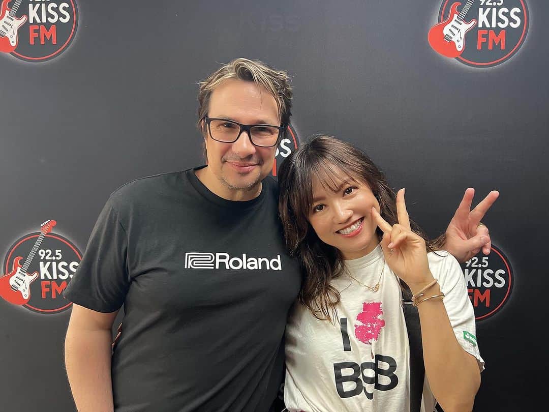 のインスタグラム：「Hola  Hoje, participei do programa de rádio brasileiro Kiss fm.  Hoy he aparecido en el programa de radio brasileño Kiss fm.  Today I appeared on the Brazilian radio program "Kiss fm".  ブラジルの、とても有名なラジオ番組  『KISS FM』の番組に  生放送出演してきました。  番組パーソナリティのみなさん、 ありがとうございました。  ヒカルド、くろださん、  ルイージさんも一緒に✨ @luigicarneiromusic   ポルトガル語何言ってるのかはよくわかってないけど、  単語が知ってるものが前より聞こえてくるようになってるぅ。  嬉しいです。 語学ビデオ見てるみたいでしたw  レシフェの常夏から、São Pauloの冬の温度差で  体調が😭  でも、リハーサルもこれからあるので、 無理せず 行ってきます。  楽しいアニメフレンズメンバーと （╹◡╹）  #yumimatsuzawa #松澤由美 #松澤由実 #聖闘士星矢 #機動戦艦ナデシコ #メンバーシップ #ツイキャス #アニソン #アニソン好きと繋がりたい #ラグナロクマスターズ #松澤由実のアニソンフラッグ   #knightsofthezodiac #brasil  #kissfmbrasil」