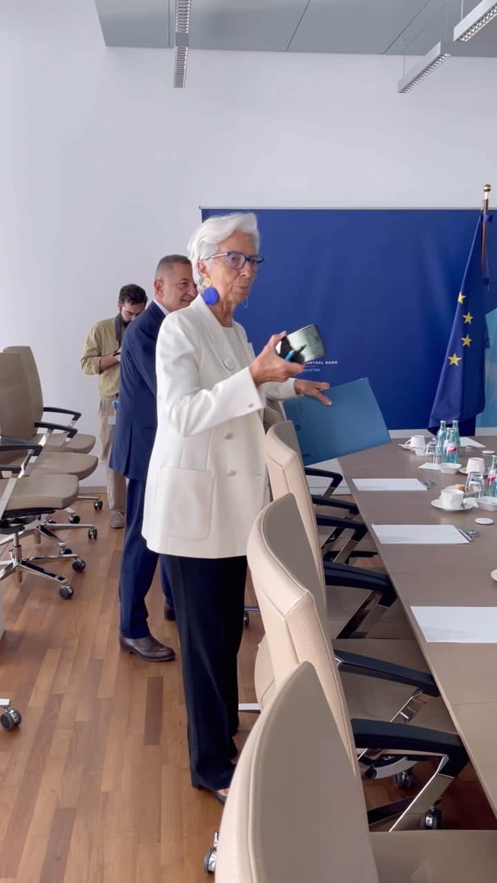 クリスティーヌ・ラガルドのインスタグラム：「Great to meet with Pierre Gramegna, Managing Director of the European Stability Mechanism, earlier today. We discussed deeper cooperation between the @europeancentralbank and the ESM.   📹 by ECB」