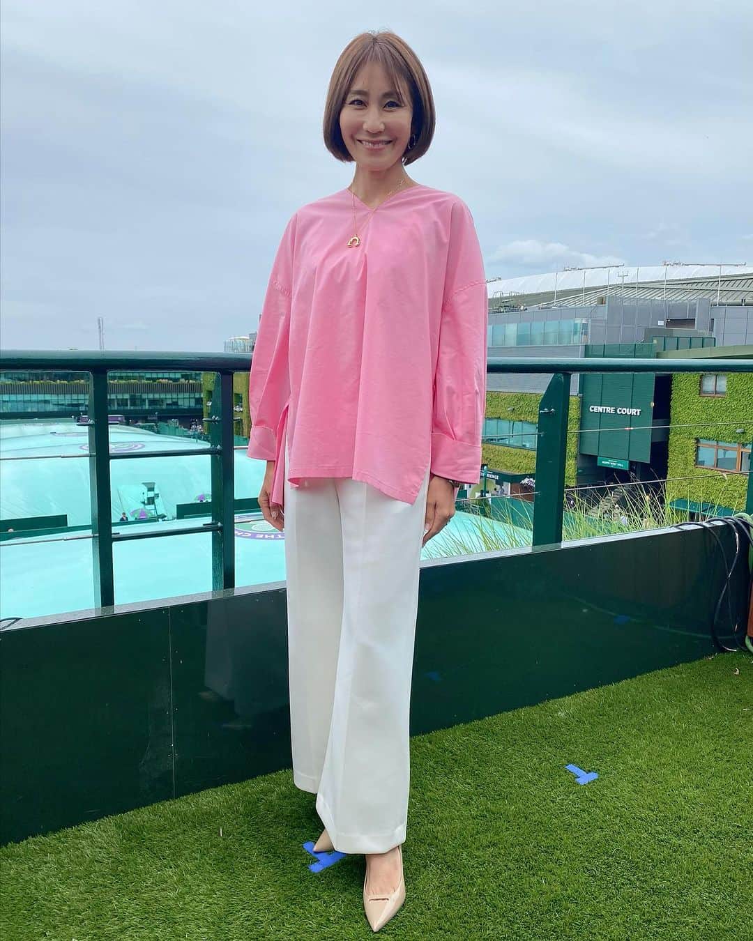 森上亜希子のインスタグラム：「今日は美咲ちゃんが解説デビュー戦です。 絶賛放送中です！  私も解説を聞けるのをとっても楽しみにしています！  本日の衣装です。 Stuck by @mari_takarada   綺麗なピンクと白のパンツがとっても爽やかです！  Tops @elendeek  Bottom @lephil_official   Shoes @pellico_japan (スタイリスト私物)  #wimbledon  #nhk #tennis #テニス #解説 #衣装紹介 #elendeek #lephil」