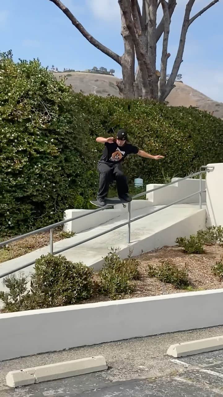 スラッシャーのインスタグラム：「🍾 @bobbypace_ is PRO AF for @santacruzskateboards 👏🏾」