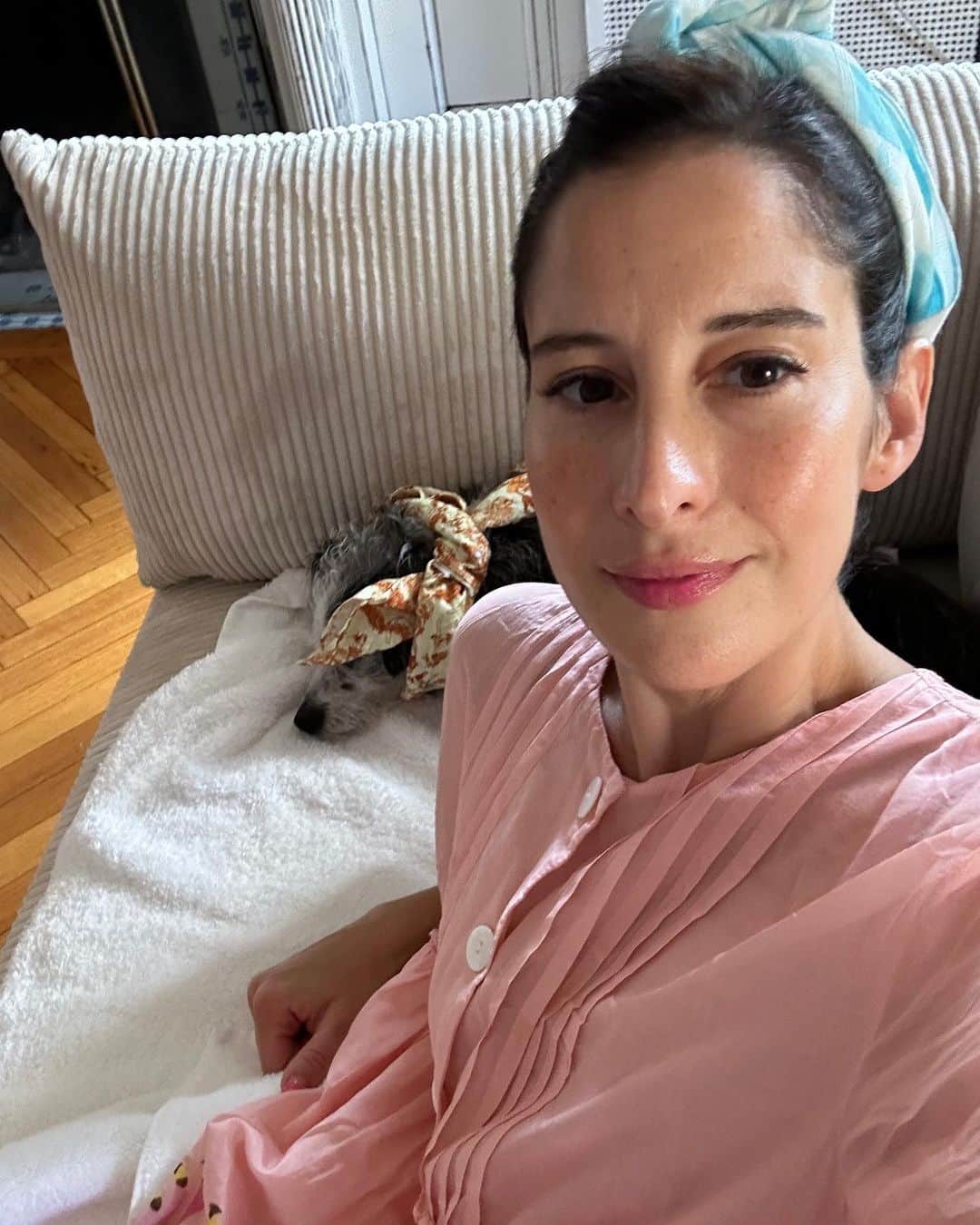 レイチェル アントノフのインスタグラム：「One of us took a shit on the floor right after this was taken」
