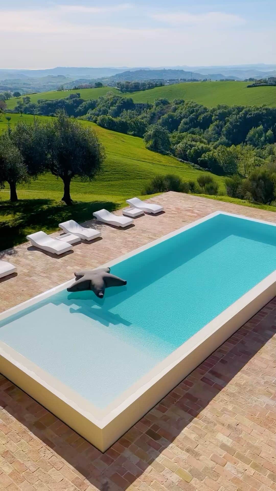 BEAUTIFUL HOTELSのインスタグラム：「Get ready to dive into paradise with @nest.italy and @tavolata.it as they soak up the sun at the stunning Casa Olivi in Marche, Italy. ☀️  Nestled in the breathtaking Marche region, Casa Olivi is a dream farm offering breathtaking views and a perfect blend of tradition and modernity. 🌿 The pool is surrounded by lush greenery and towering trees, creating a serene oasis for relaxation and rejuvenation. 🏊  Can you imagine yourself taking a dip in this tranquil haven? 🌳  📽 @nest.italy @tavolata.it 📍 Casa Olivi, Marche, Italy 🎶 Pop Goes Ambient, Vancouver Sleep Clinic, Amelia Magdalena - Heat Waves」