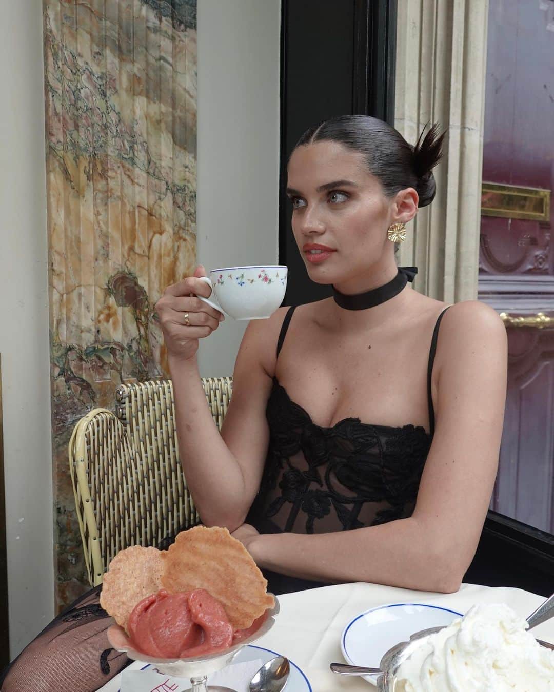サラ・サンパイオのインスタグラム：「Hot chocolate anyone?」