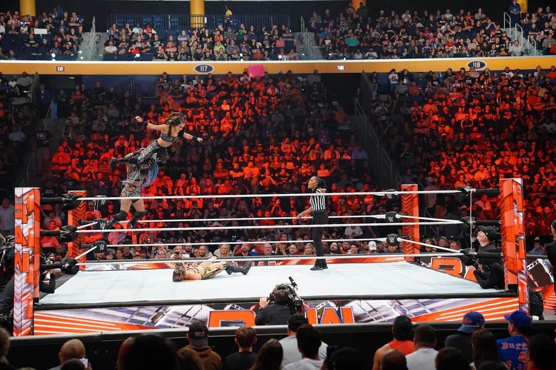 カシー・カタンツァーロのインスタグラム：「I believe I can fly 🦅  #WWE #MondayNightRaw #RAW #Wrestling #TagTeam」