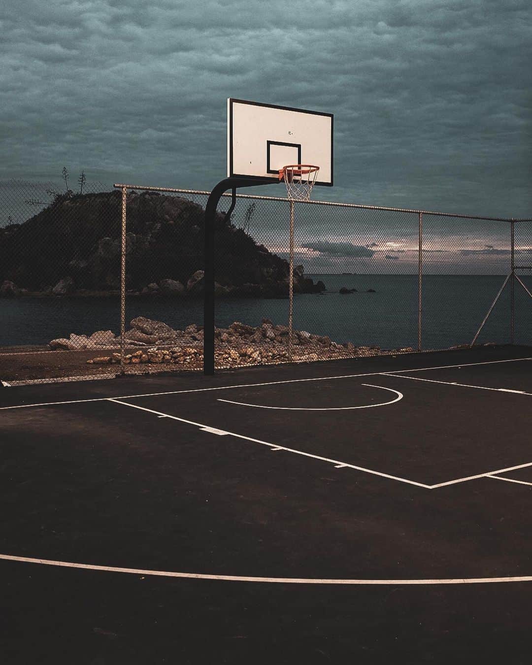 FIBAさんのインスタグラム写真 - (FIBAInstagram)「Poetry by nature and ball 🏀  📌 Piraeus/Greece 🇬🇷  📸 @rob_zetto」7月12日 1時26分 - fiba