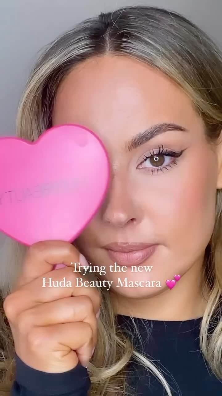 Huda Kattanのインスタグラム：「What’s a makeup combo you’ll never stop using?  For us, it’s #CreamyKohl Pencil & our NEW #HudaBeauty1CoatWow Mascara 👁️✨  🎥: @minniefr」
