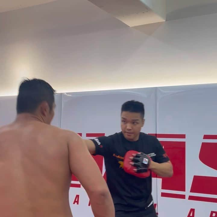 キム・ドンヒョンのインスタグラム：「#글러브낀김에세계일주 #매미킴tv 운동필수🥊  . . @havas_mma  #하바스mma압구정 @havasmma_seoul  #이주경코치 @ju__ju.k #boxingpt」