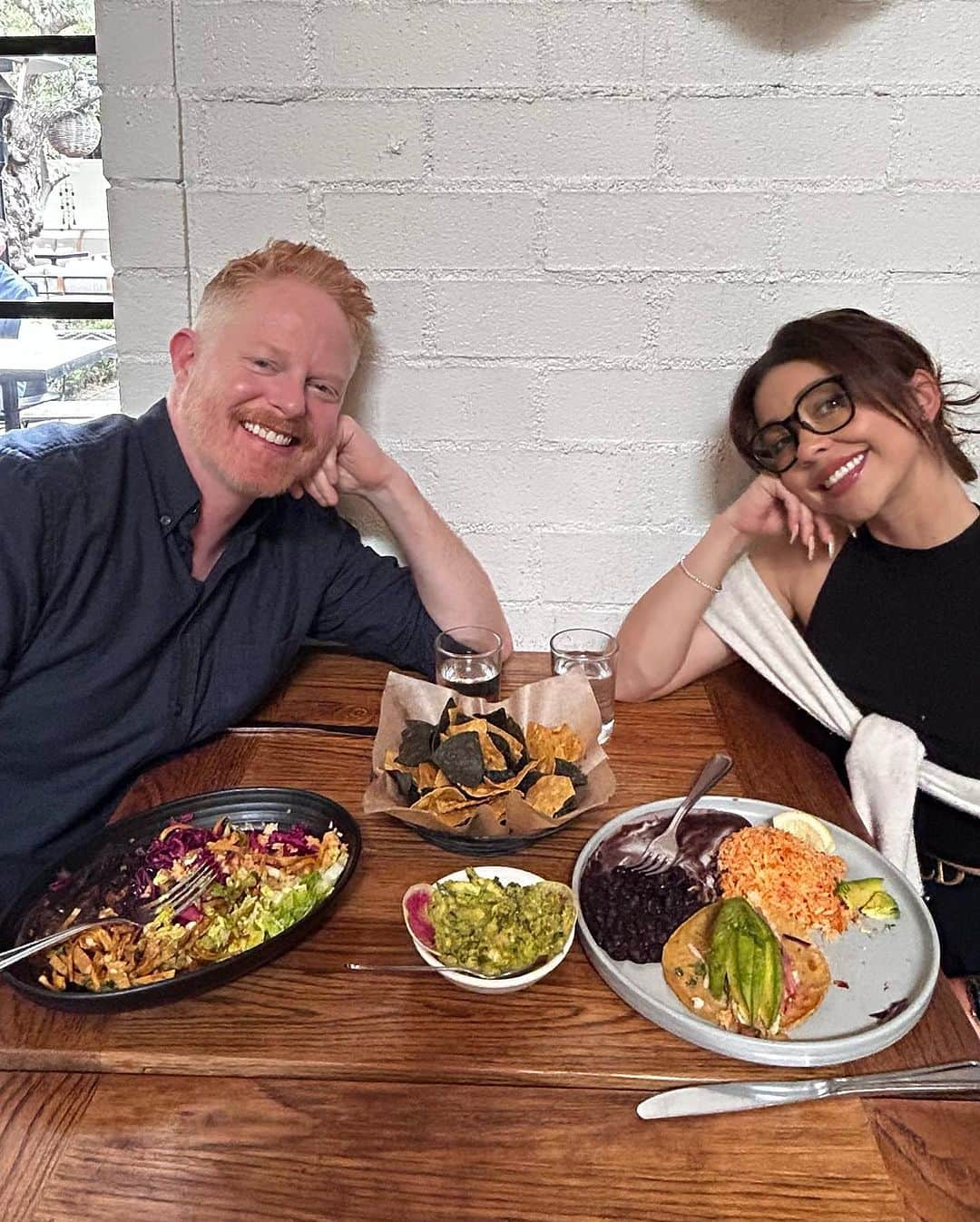 サラ・ハイランドのインスタグラム：「How about a lil’ Modern Family reunion for this week’s new podcast episode of Dinner’s on Me? 💗🍽️🎧 That’s right, I reunited with one of my two favorite TV nieces @sarahhyland at @graciasmadresocal in West Hollywood for a delicious convo I think you’re really going to love. Over chips & guac, we discuss her drive to work thru her healthcare struggles during the show’s run, her love story with former “The Bachelorette” contestant Wells Adams and her hilarious stories of growing up in New York City — not to mention our mutual obsession with @justinmikita. Now I know you’ve been waiting for this episode, so go on now—listen at the link in my bio!」