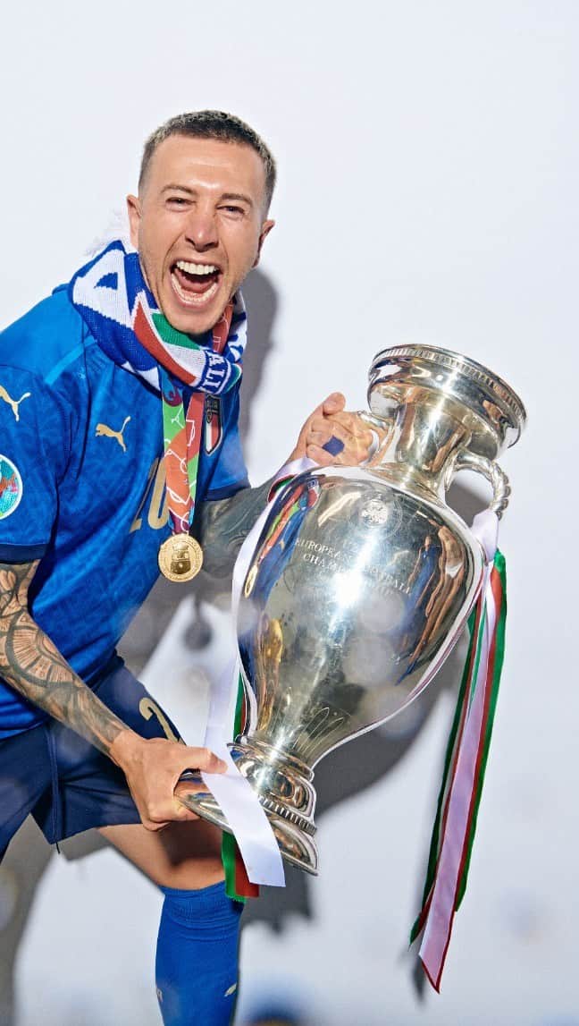 フェデリコ・ベルナルデスキのインスタグラム：「💙🇮🇹 11.07.2021 🏆  Born on this day 🔥  #azzurri #euro2021 #champions」