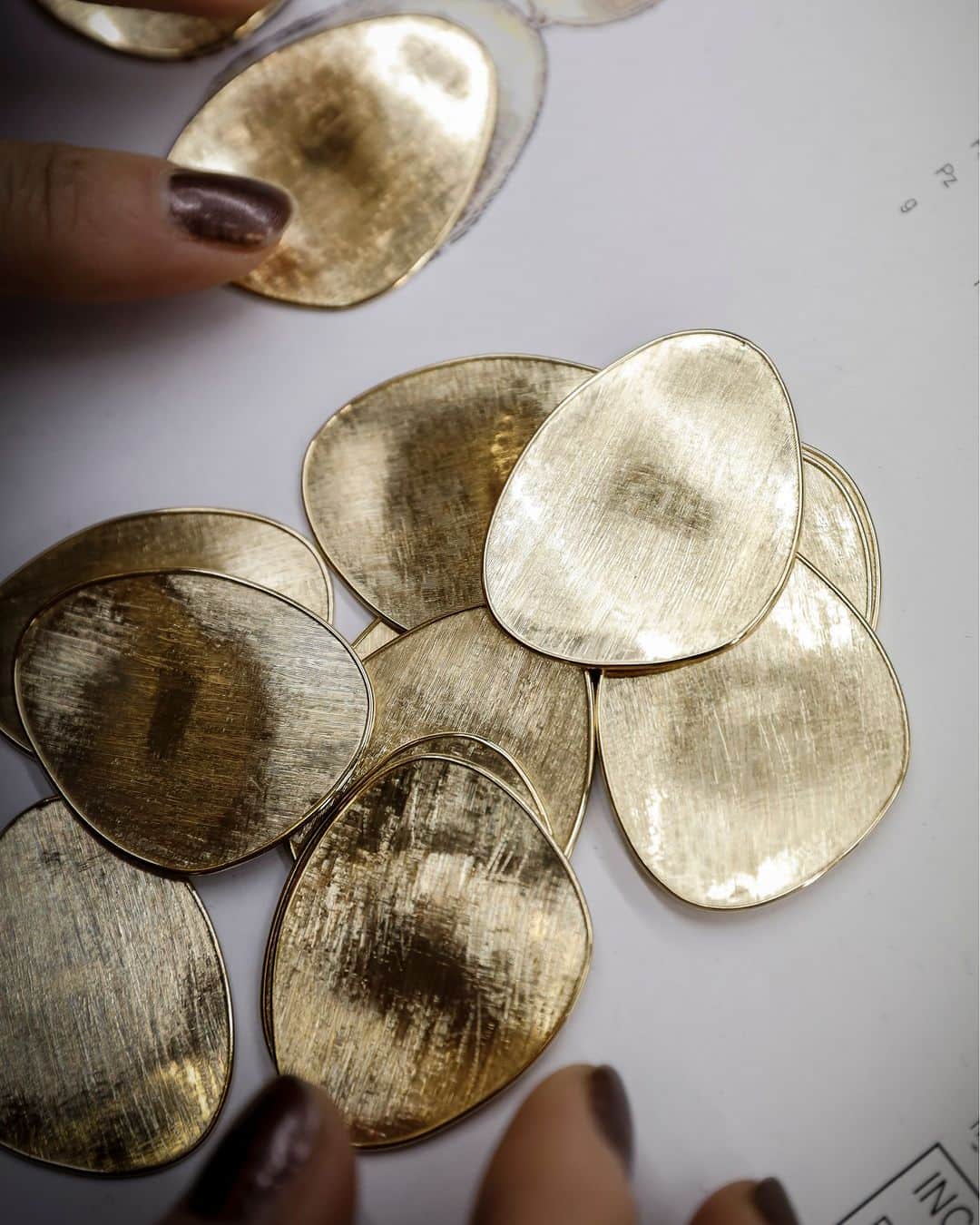 マルコ ビチェゴのインスタグラム：「Sculptural, organic and irresistibly sensual jewelry: the 18-carat yellow gold surfaces that distinguish the Lunaria collection are exquisitely hand-engraved. #marcobicego #jewelry #gold #craftsmanship #madeinitaly」